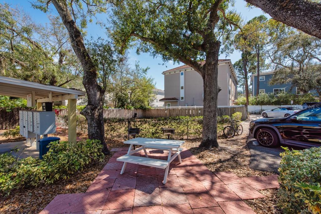 Image 29 of 38 For 3206 Azeele Street 215