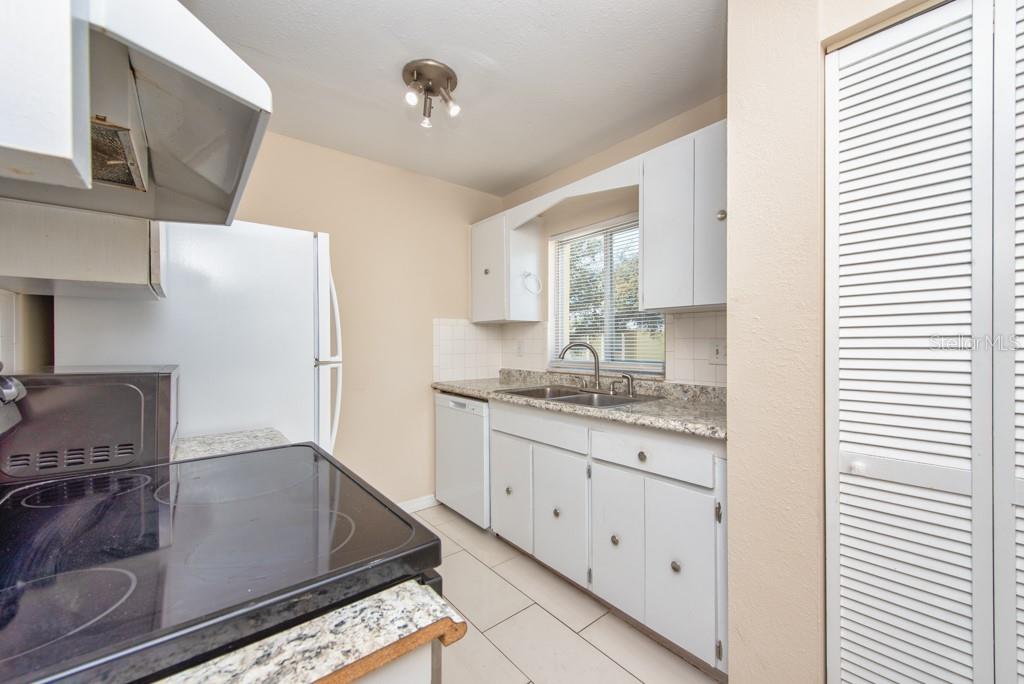 Image 9 of 38 For 3206 Azeele Street 215