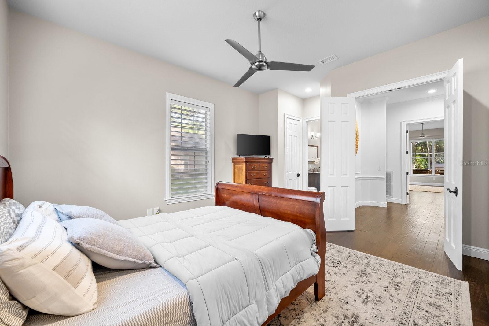 Listing photo id 22 for 6413 Maclaurin Drive