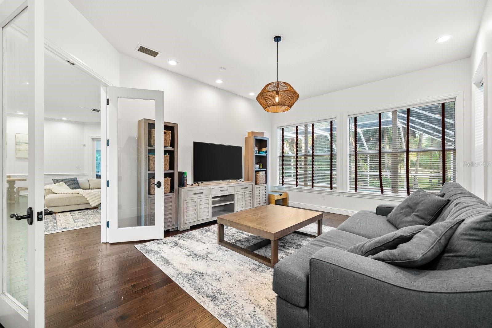 Listing photo id 33 for 6413 Maclaurin Drive