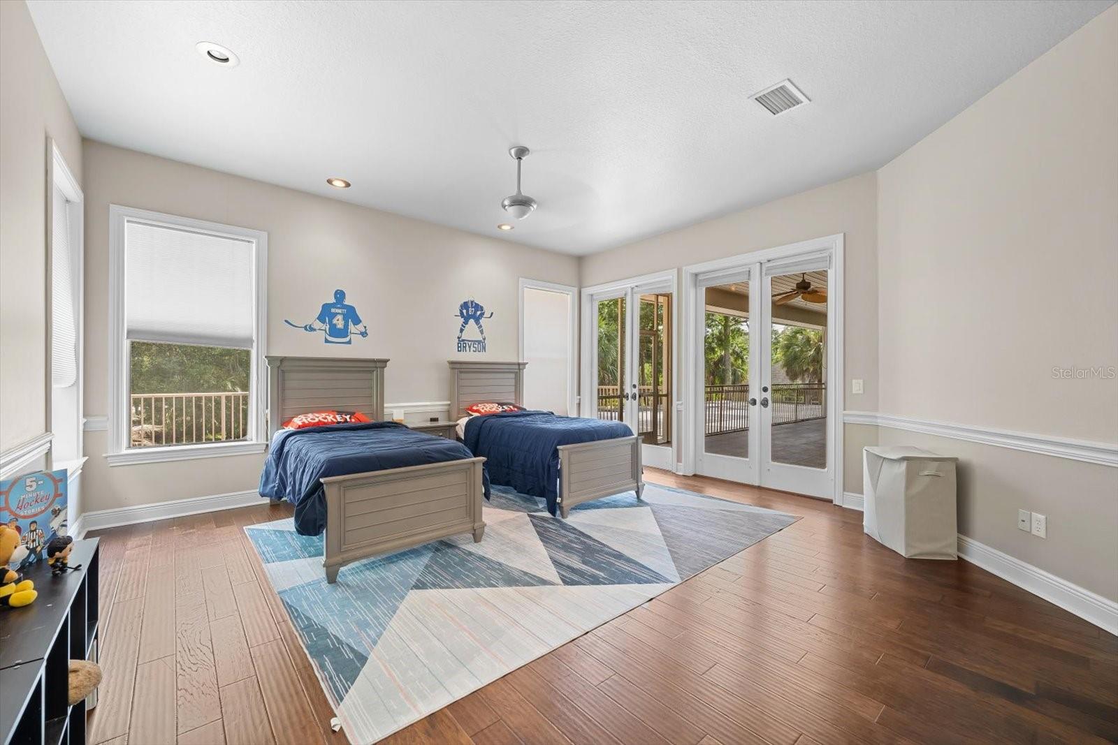 Listing photo id 46 for 6413 Maclaurin Drive