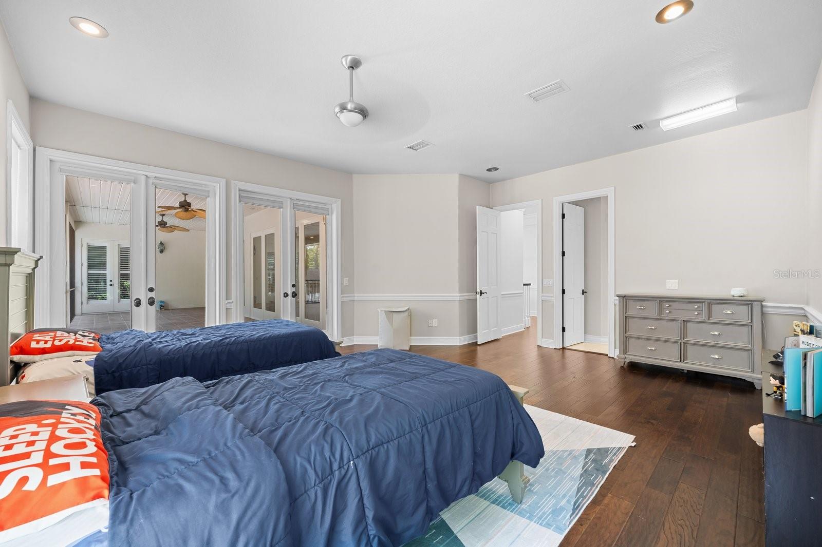 Listing photo id 47 for 6413 Maclaurin Drive