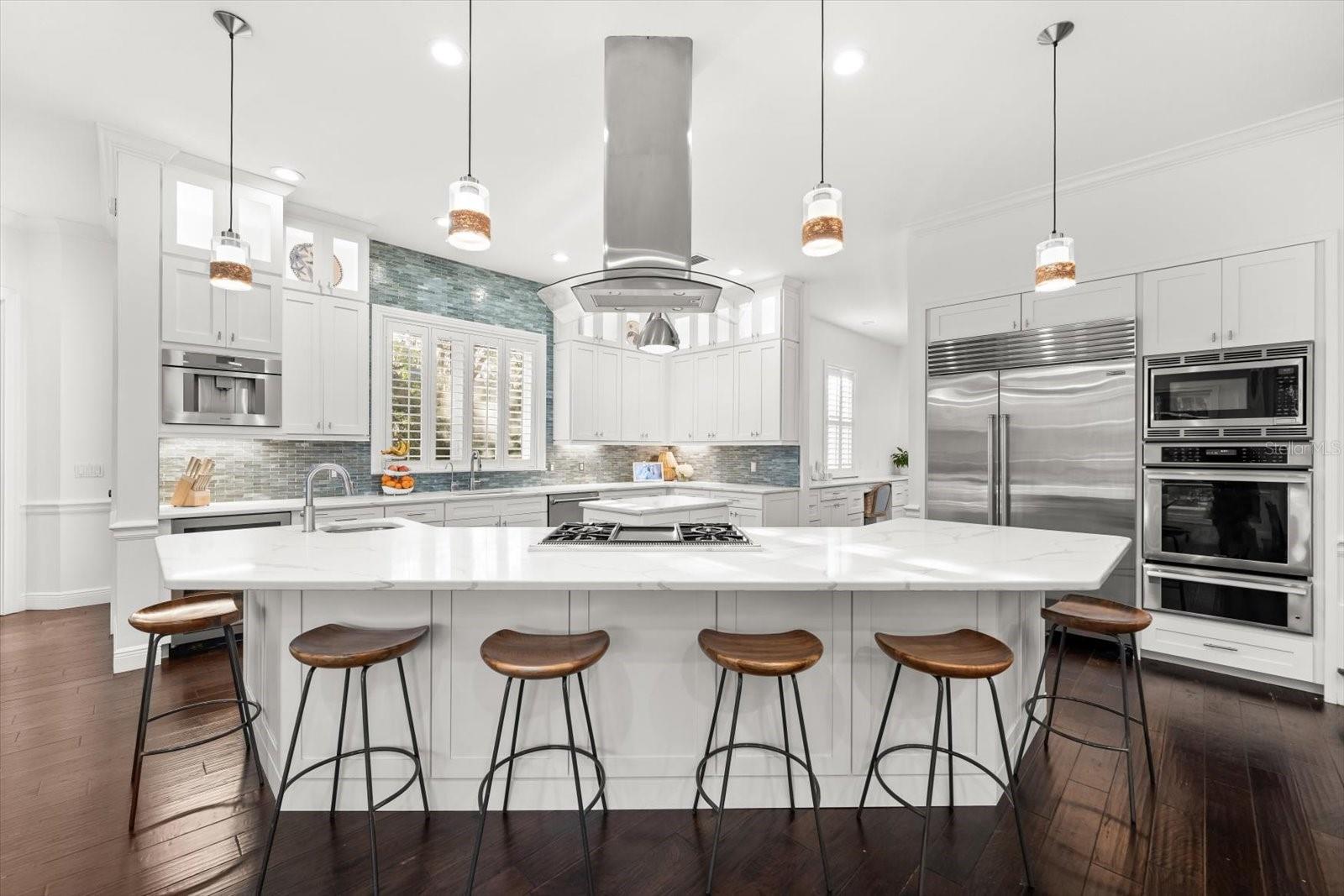 Listing photo id 3 for 6413 Maclaurin Drive