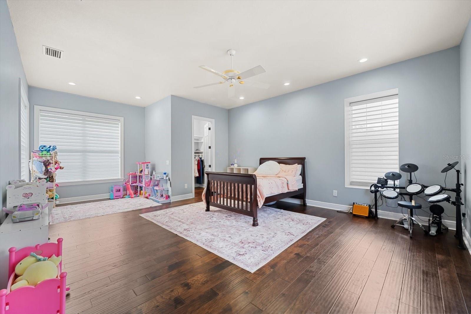 Listing photo id 48 for 6413 Maclaurin Drive