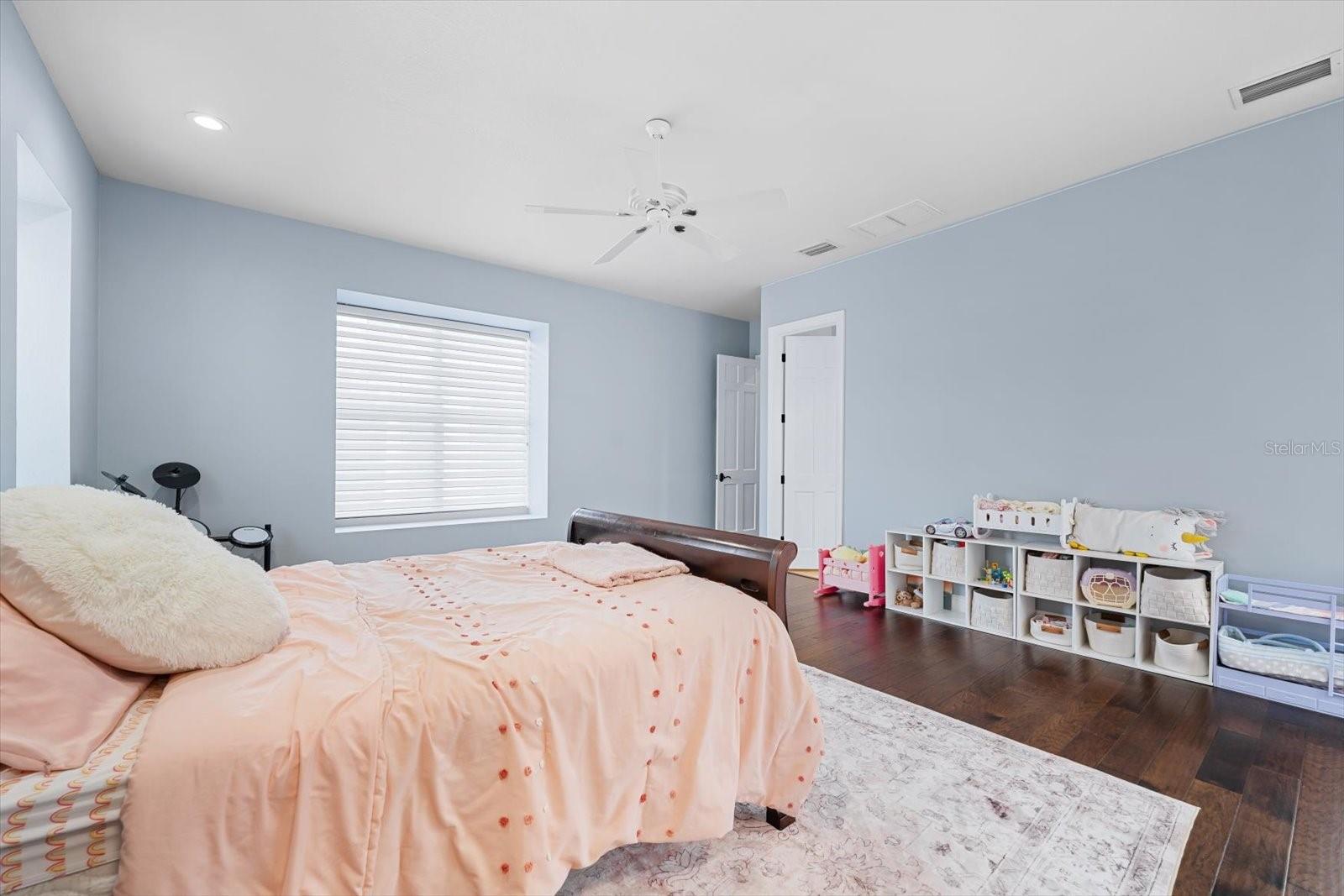 Listing photo id 49 for 6413 Maclaurin Drive