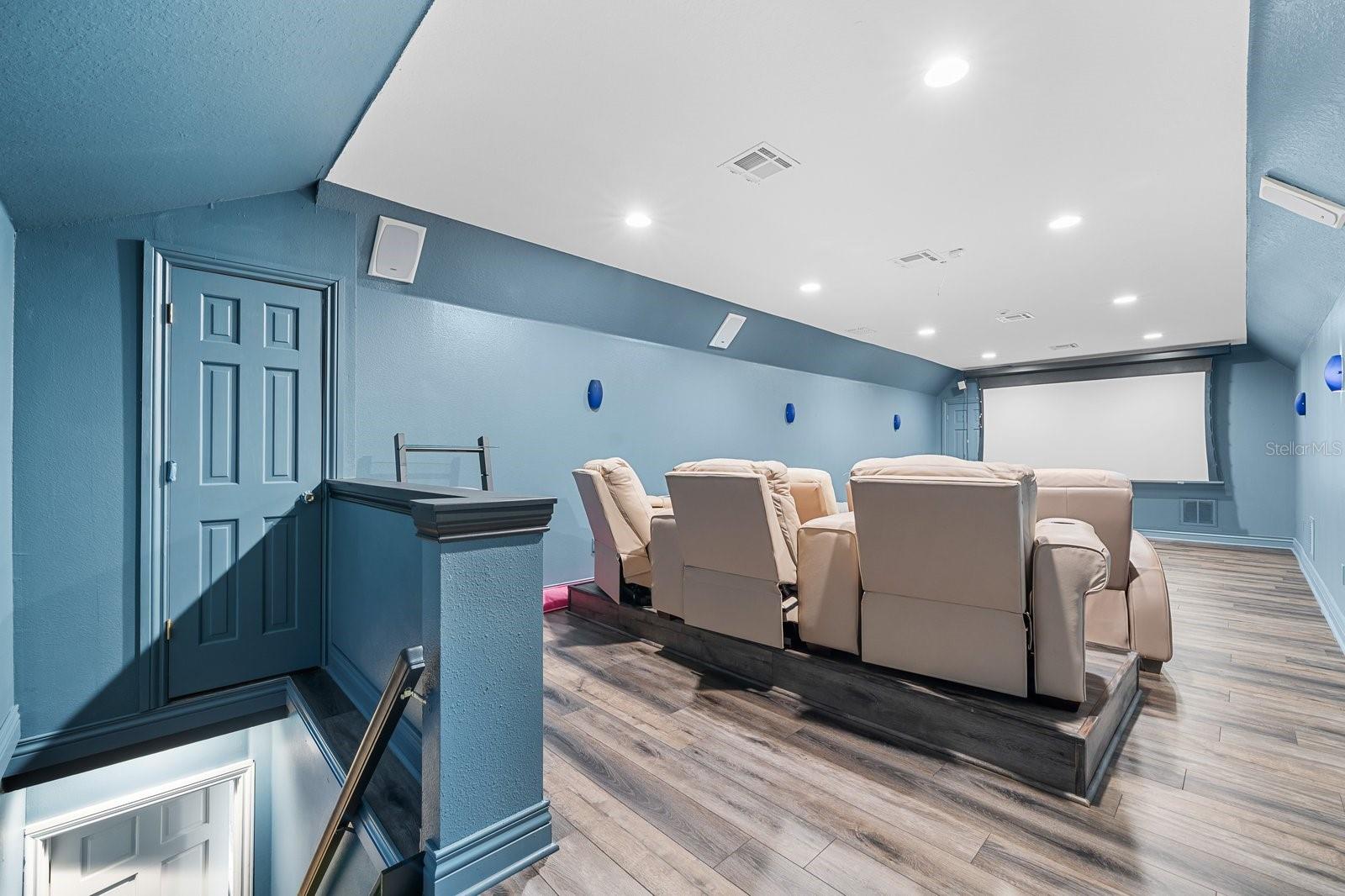 Listing photo id 5 for 6413 Maclaurin Drive