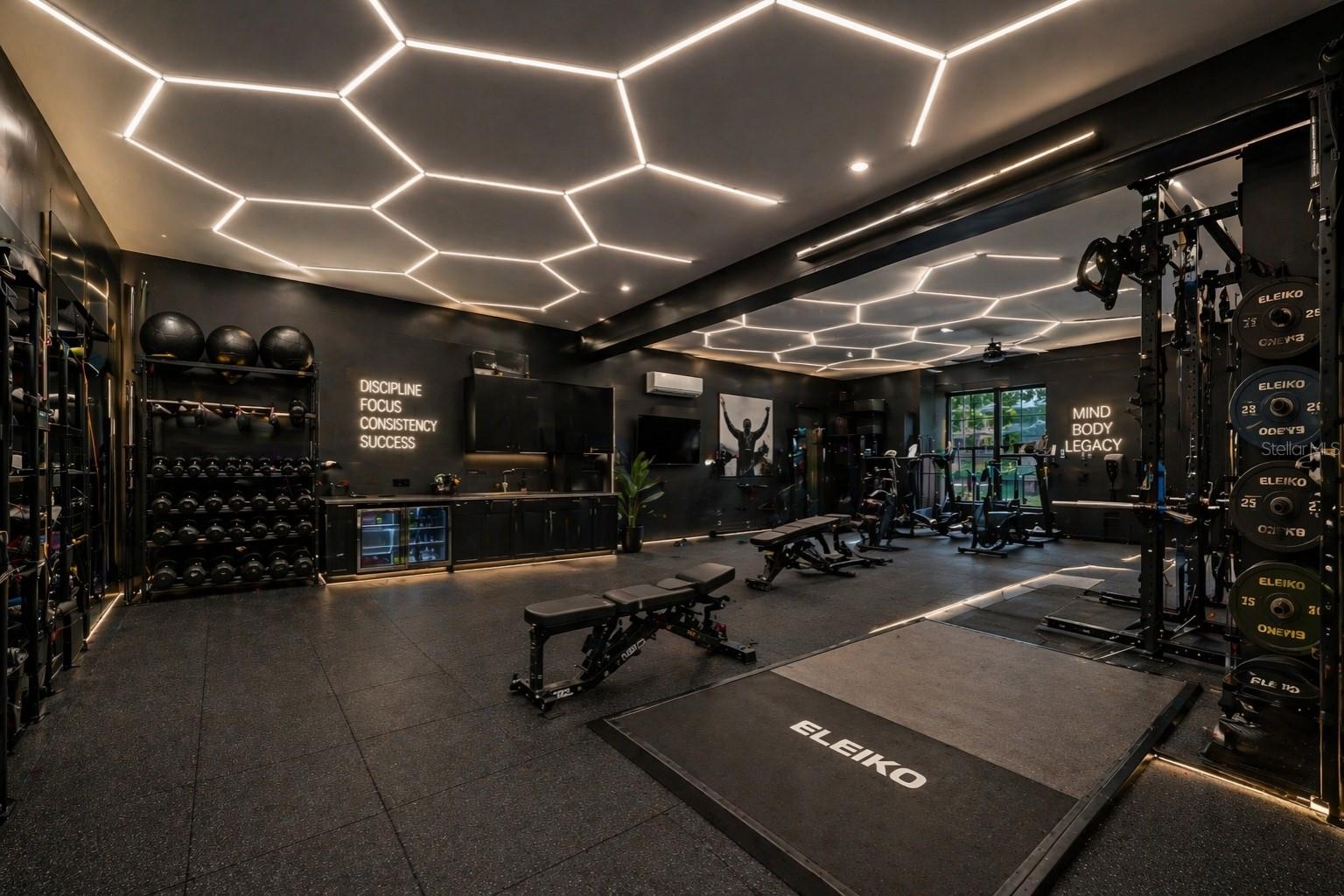 Listing photo id 7 for 6413 Maclaurin Drive