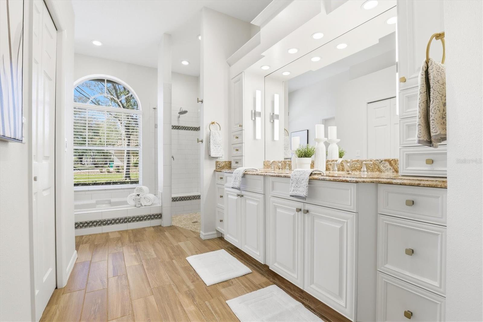 Listing photo id 12 for 2111 Pinnacle Circle N