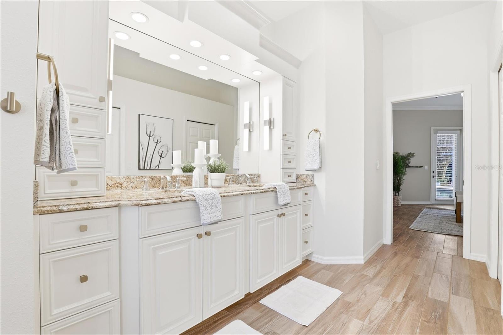 Listing photo id 13 for 2111 Pinnacle Circle N