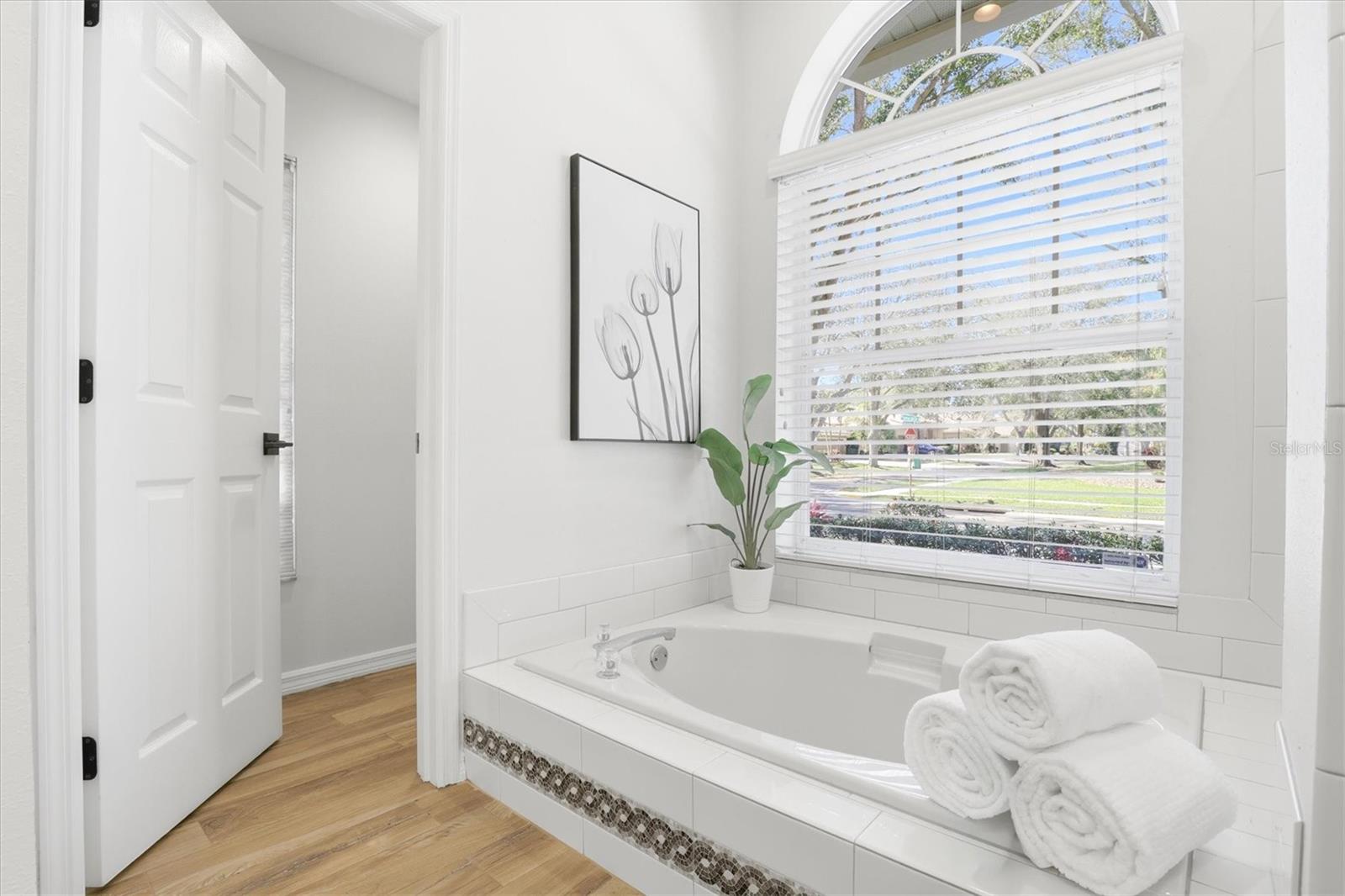 Listing photo id 16 for 2111 Pinnacle Circle N