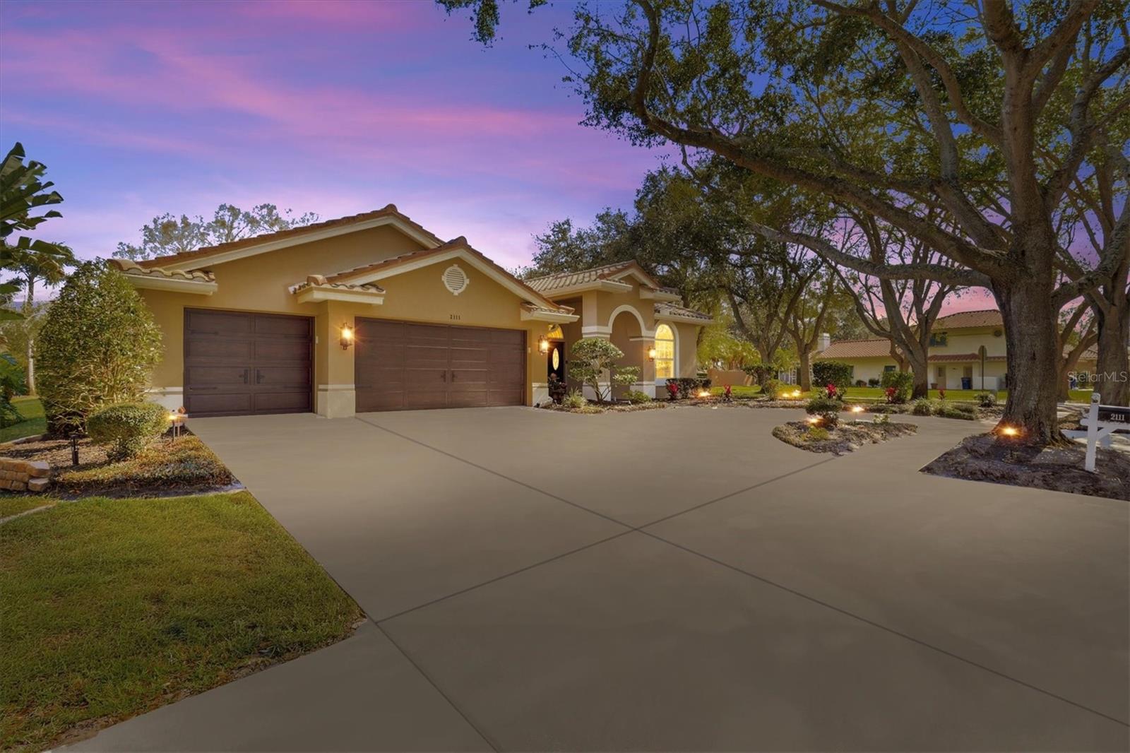 Listing photo id 1 for 2111 Pinnacle Circle N