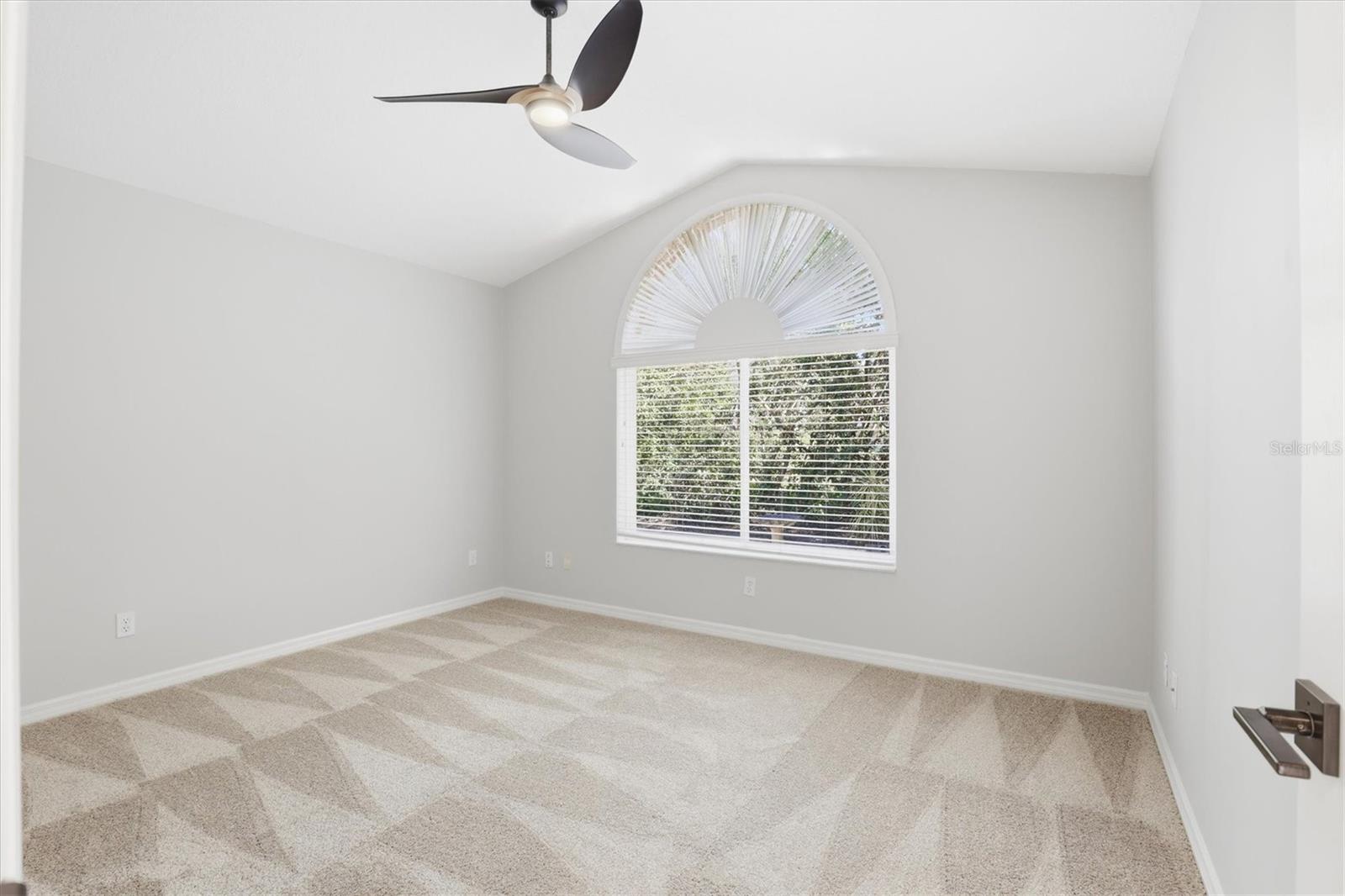 Listing photo id 38 for 2111 Pinnacle Circle N