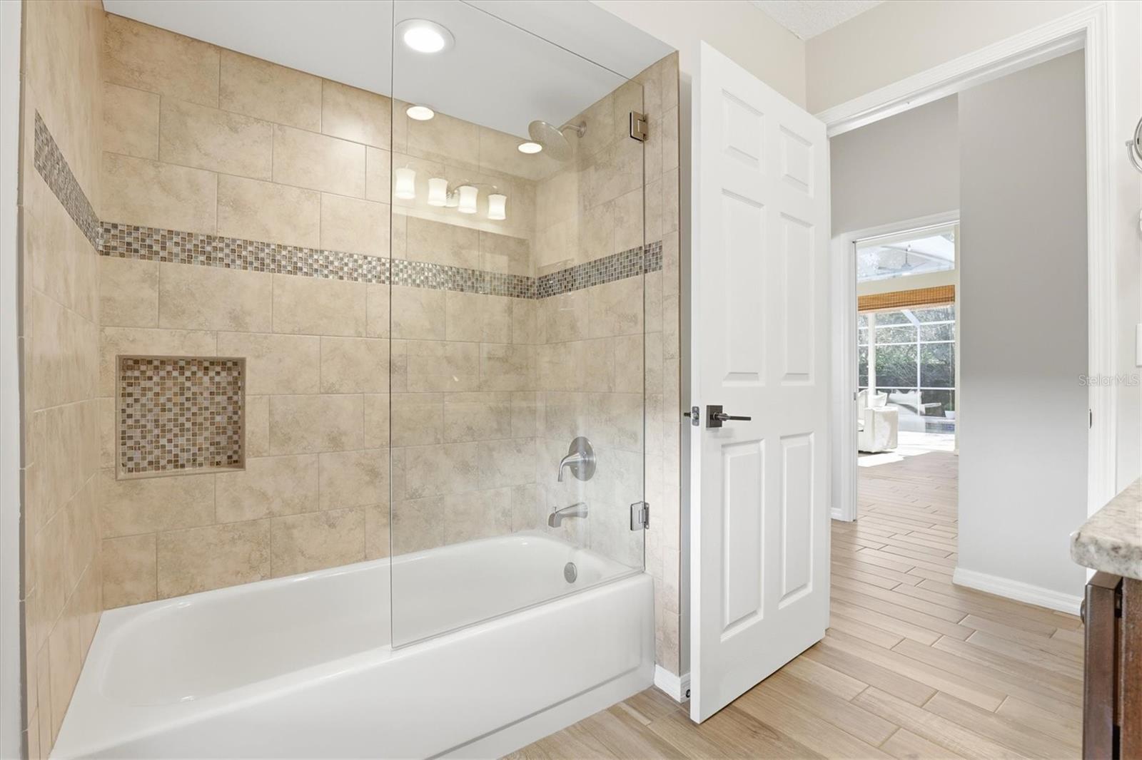 Listing photo id 44 for 2111 Pinnacle Circle N