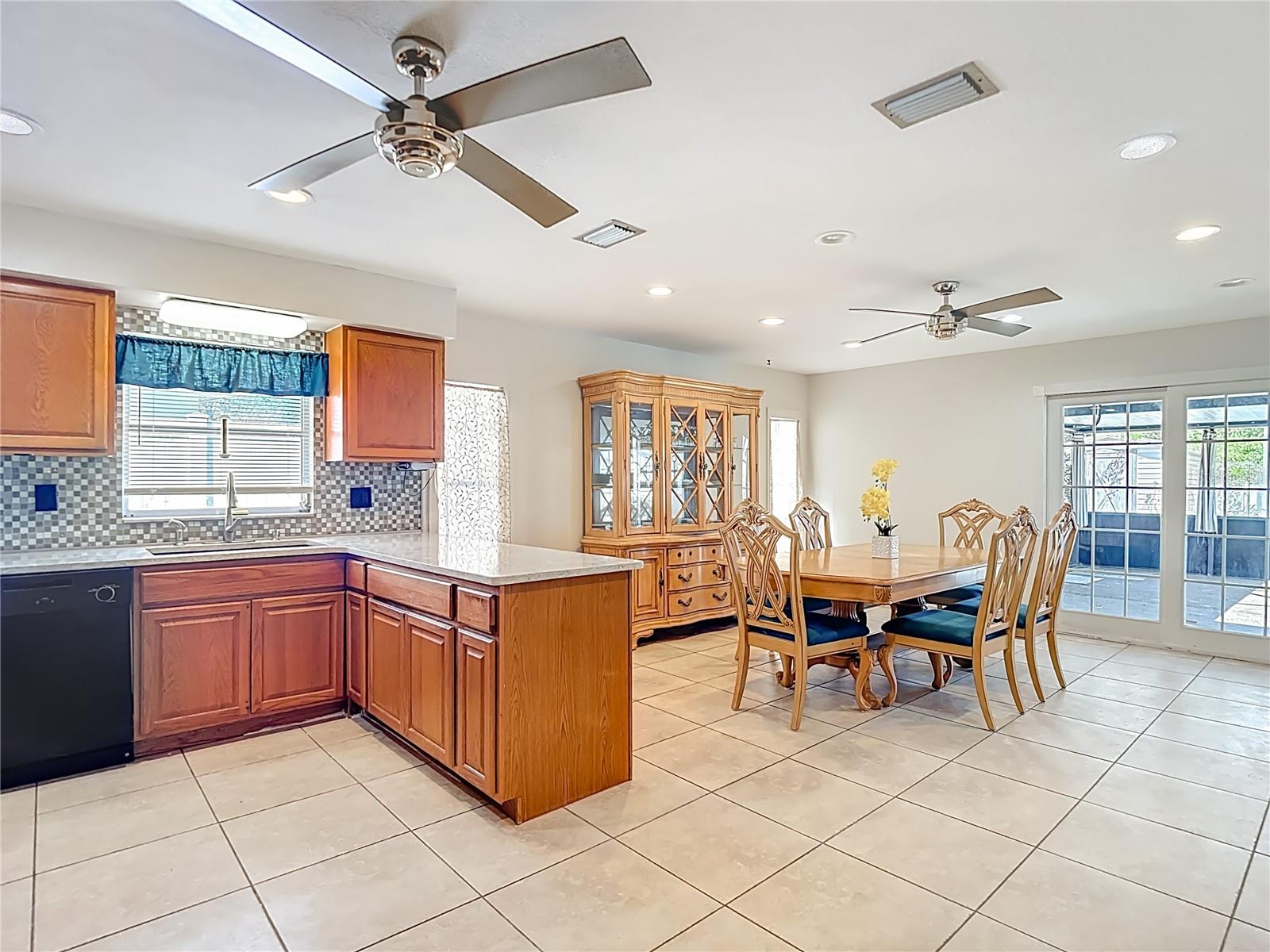 Listing photo id 6 for 11020 Peppertree Lane