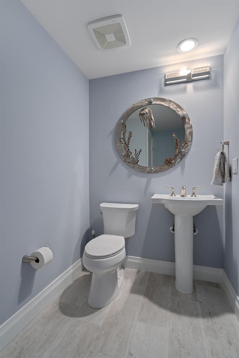 Image 24 of 50 For 650 Collany  405