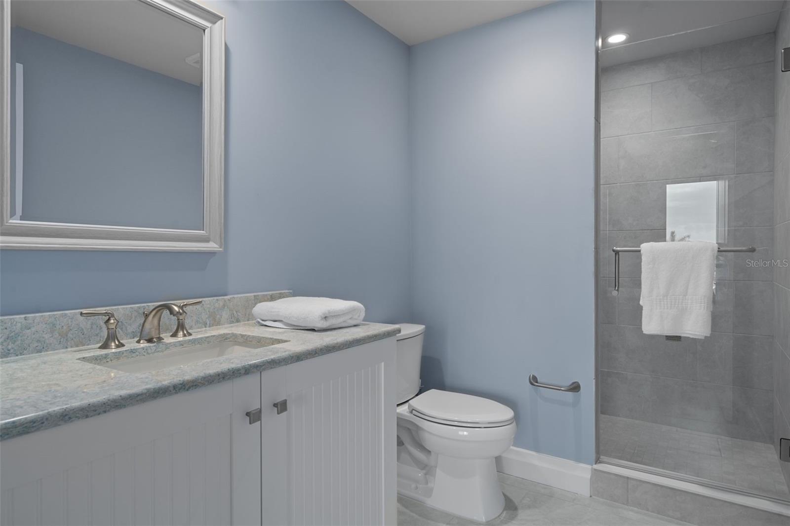 Image 26 of 50 For 650 Collany  405