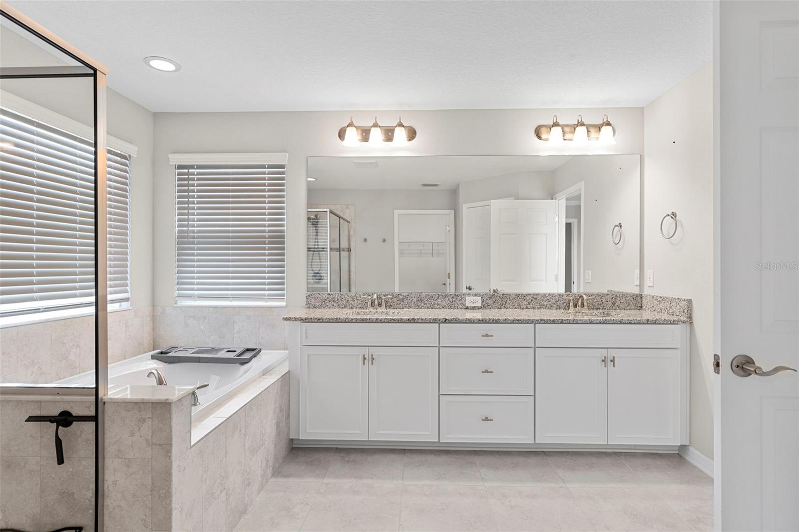 Listing photo id 33 for 7537 Pool Compass Loop