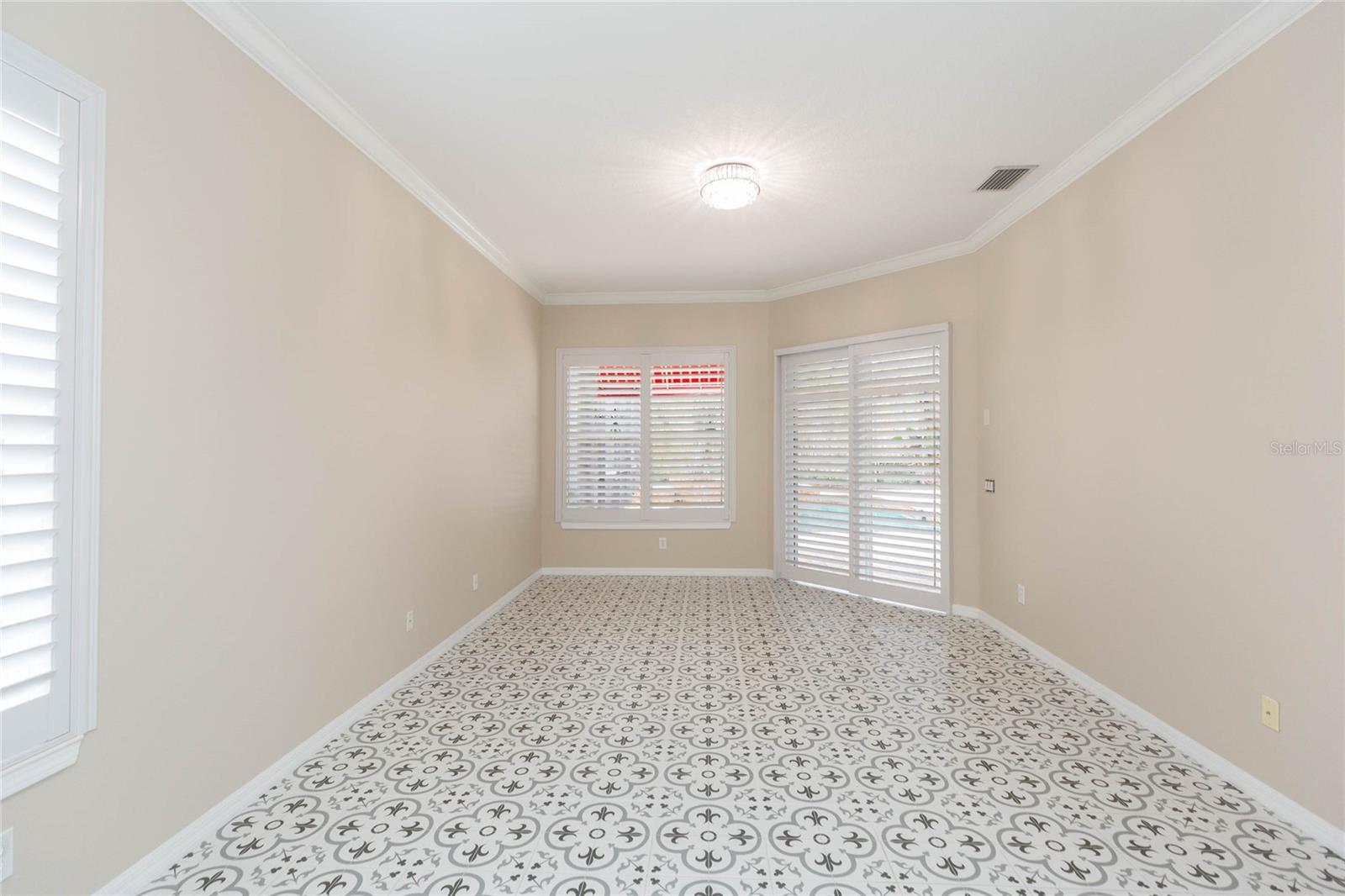 Listing photo id 16 for 4813 Artesian Road