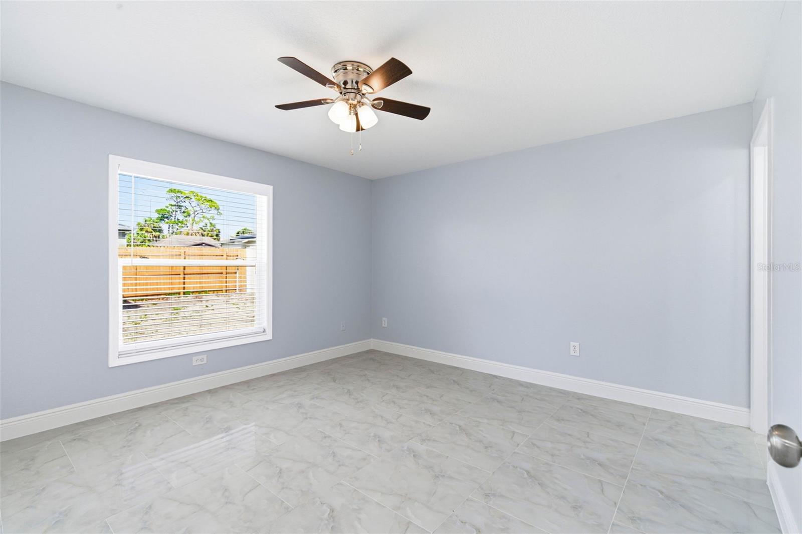 Listing photo id 11 for 2114 Juneau Street