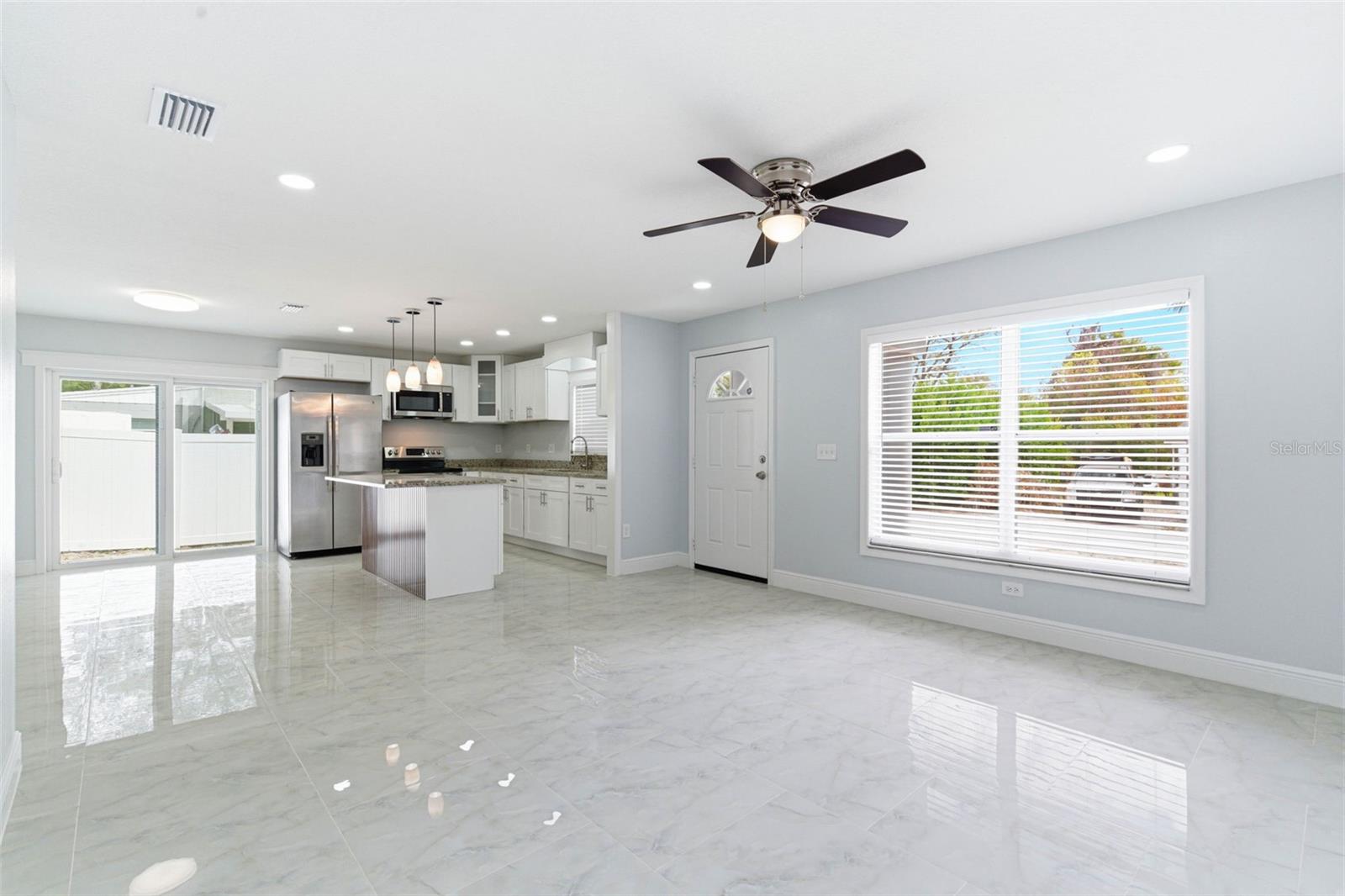 Listing photo id 2 for 2114 Juneau Street