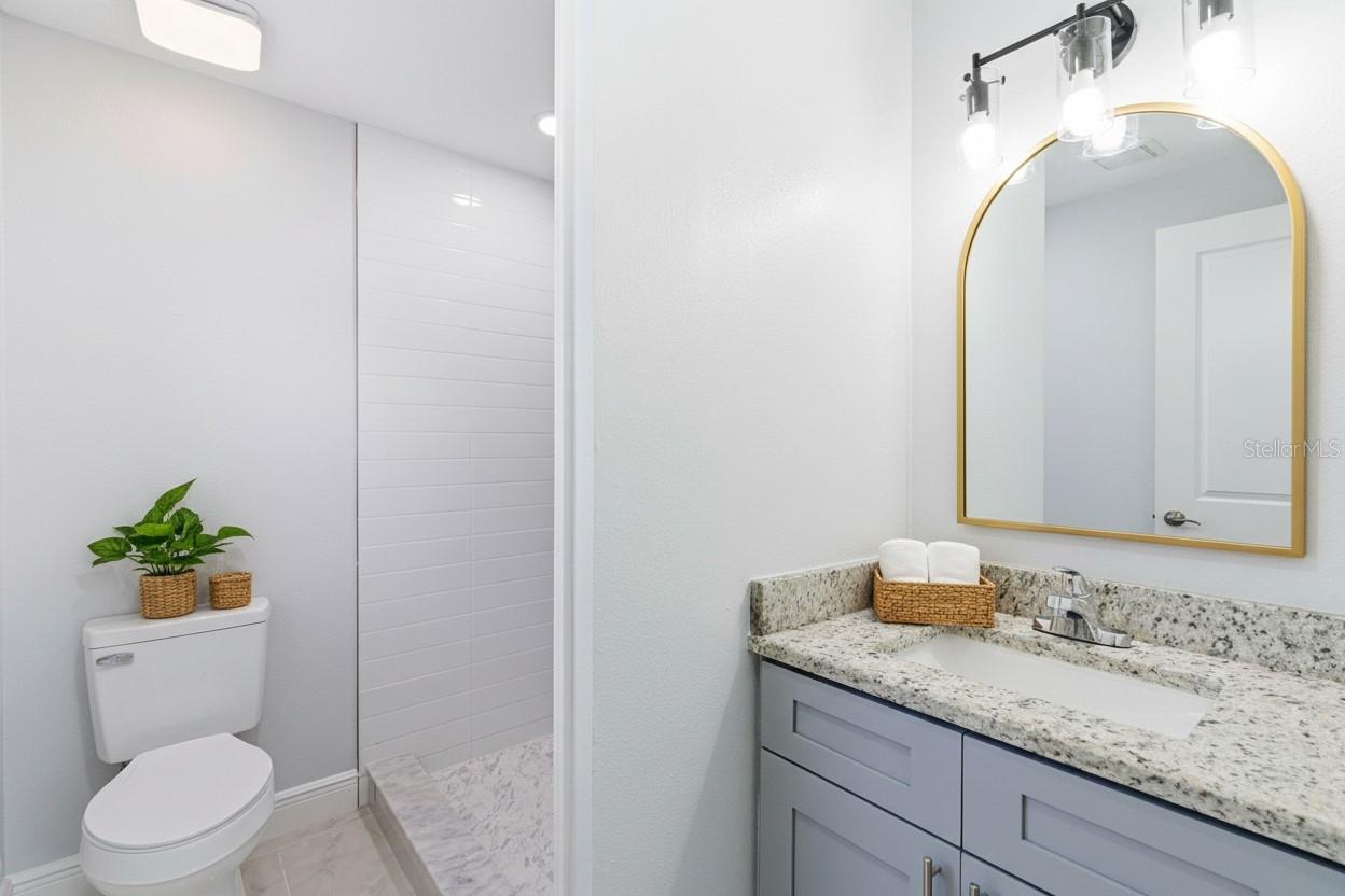 Listing photo id 7 for 2114 Juneau Street