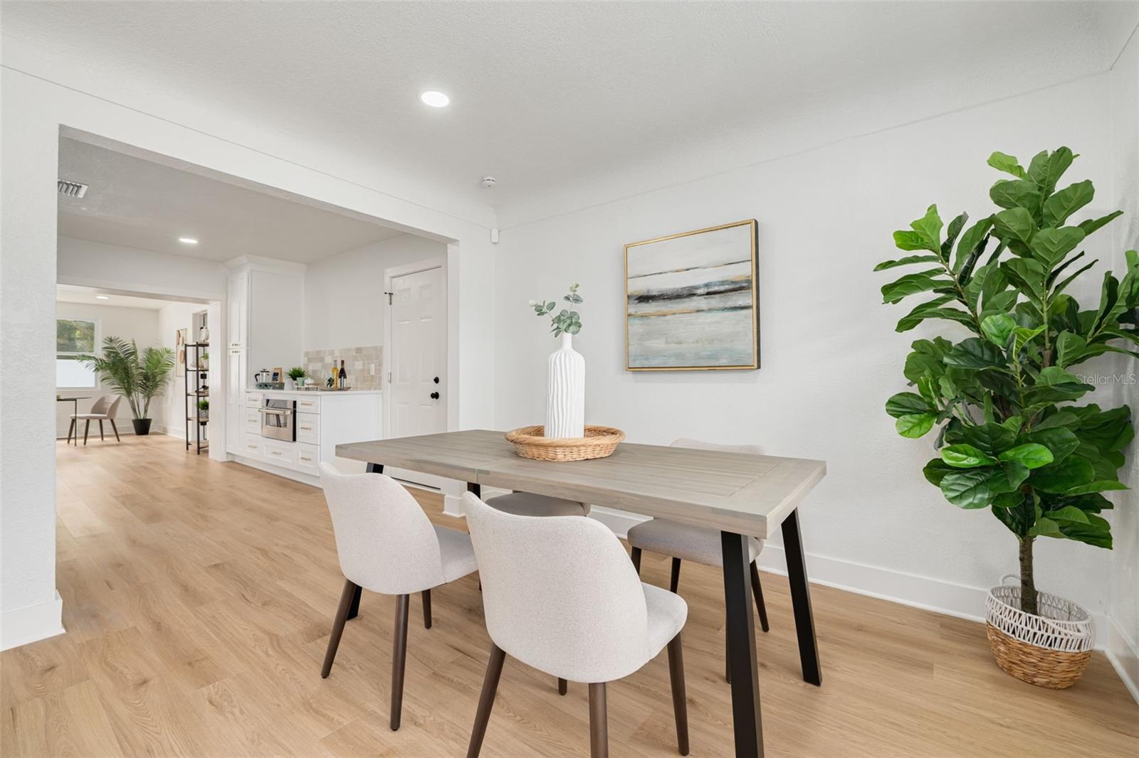 Image 7 of 29 For 880 Bay Vista Boulevard S