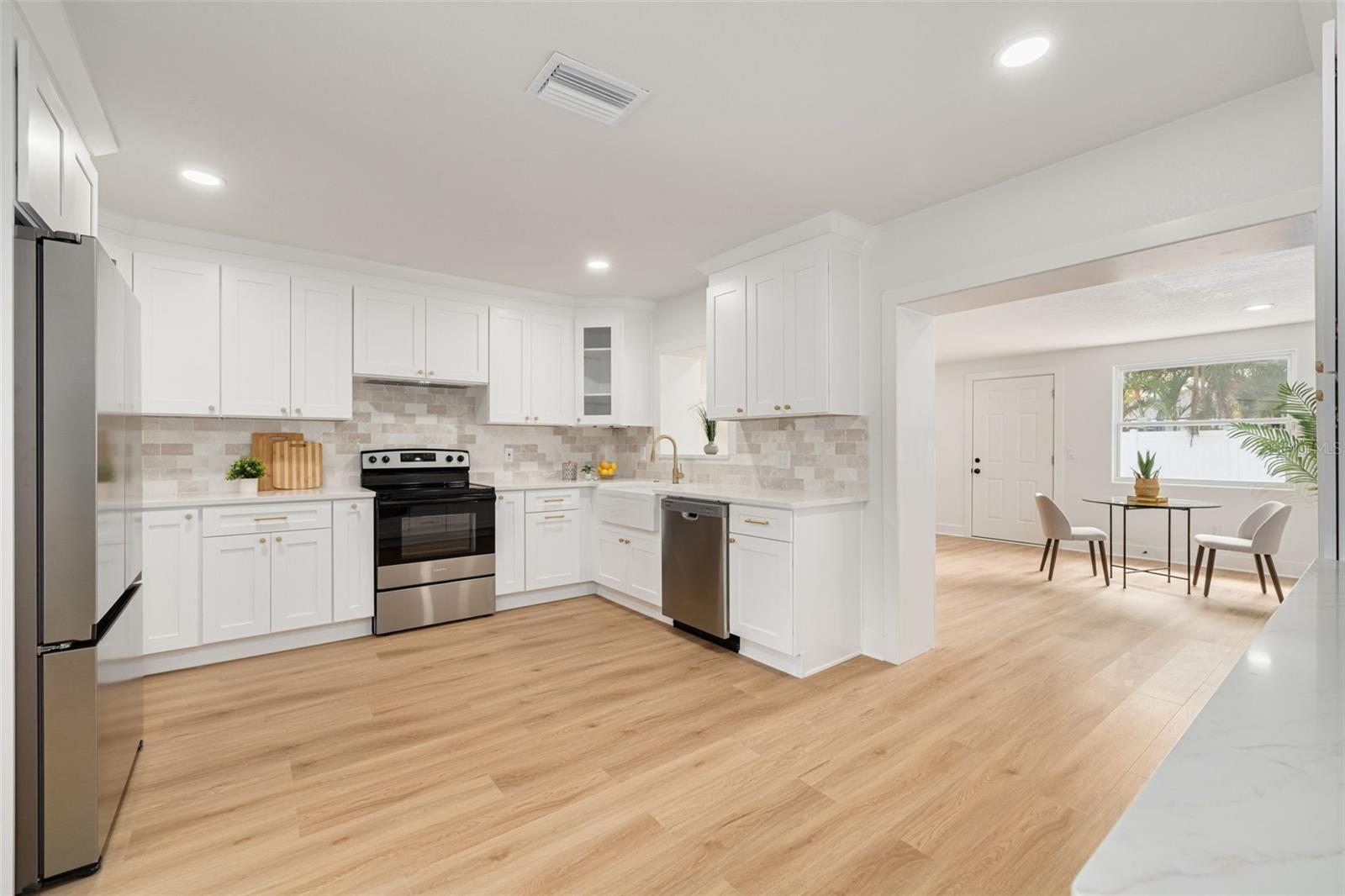 Image 8 of 29 For 880 Bay Vista Boulevard S