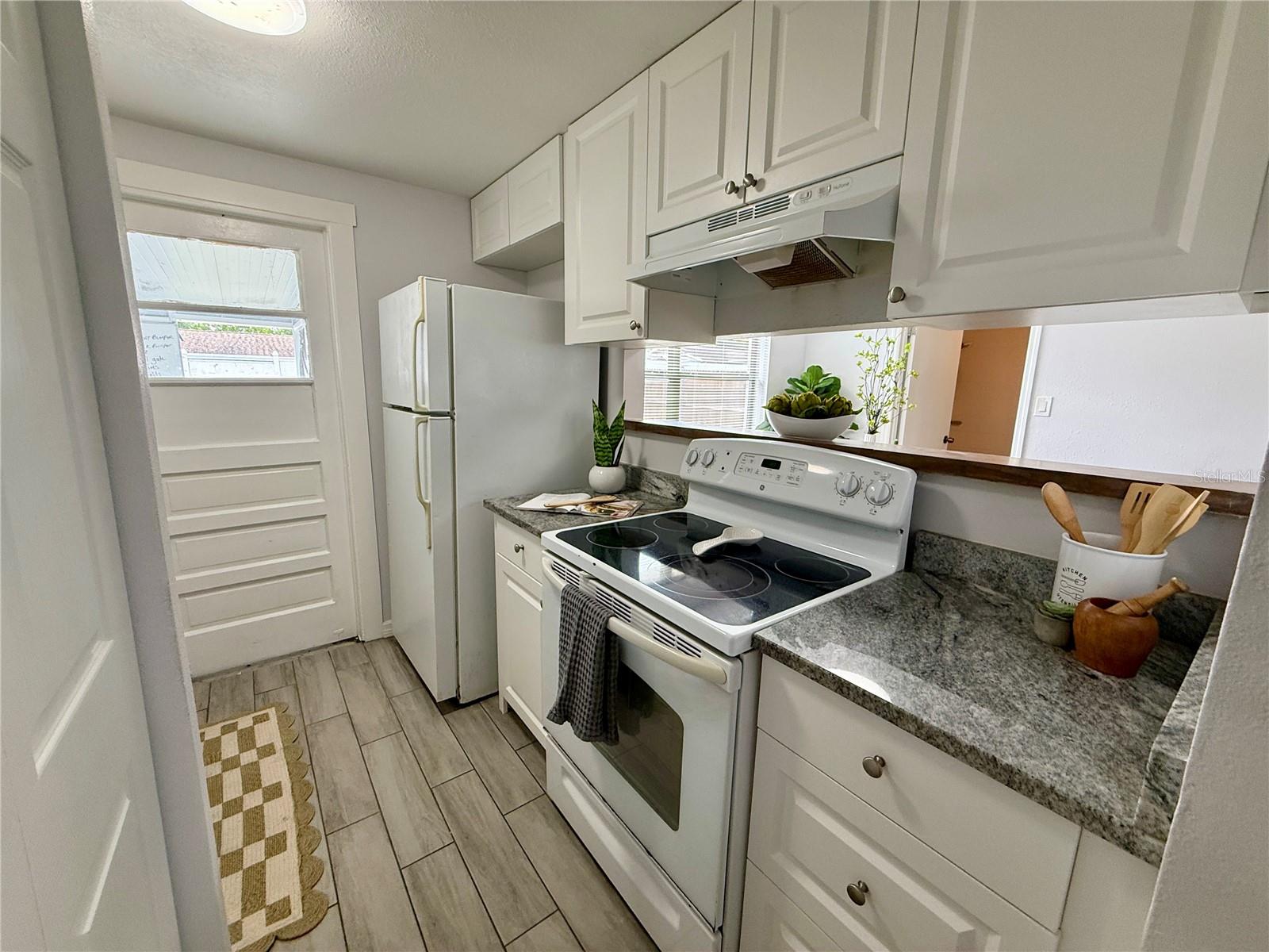 Listing photo id 6 for 1216 Grantwood Avenue