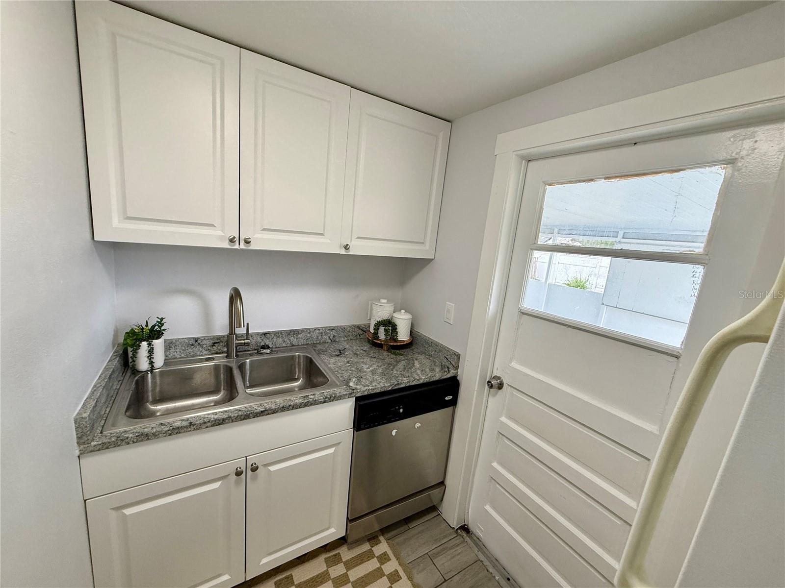 Listing photo id 7 for 1216 Grantwood Avenue