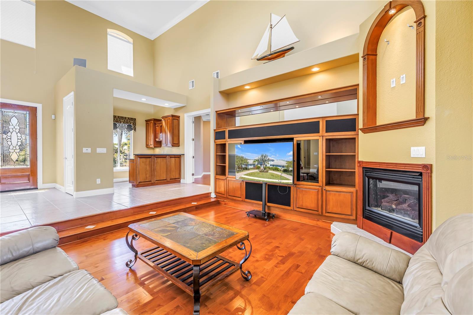 Listing photo id 2 for 14365 Eagle Pointe Drive