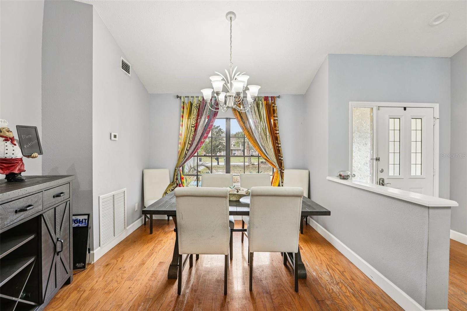 Listing photo id 9 for 4504 Deer Park Place