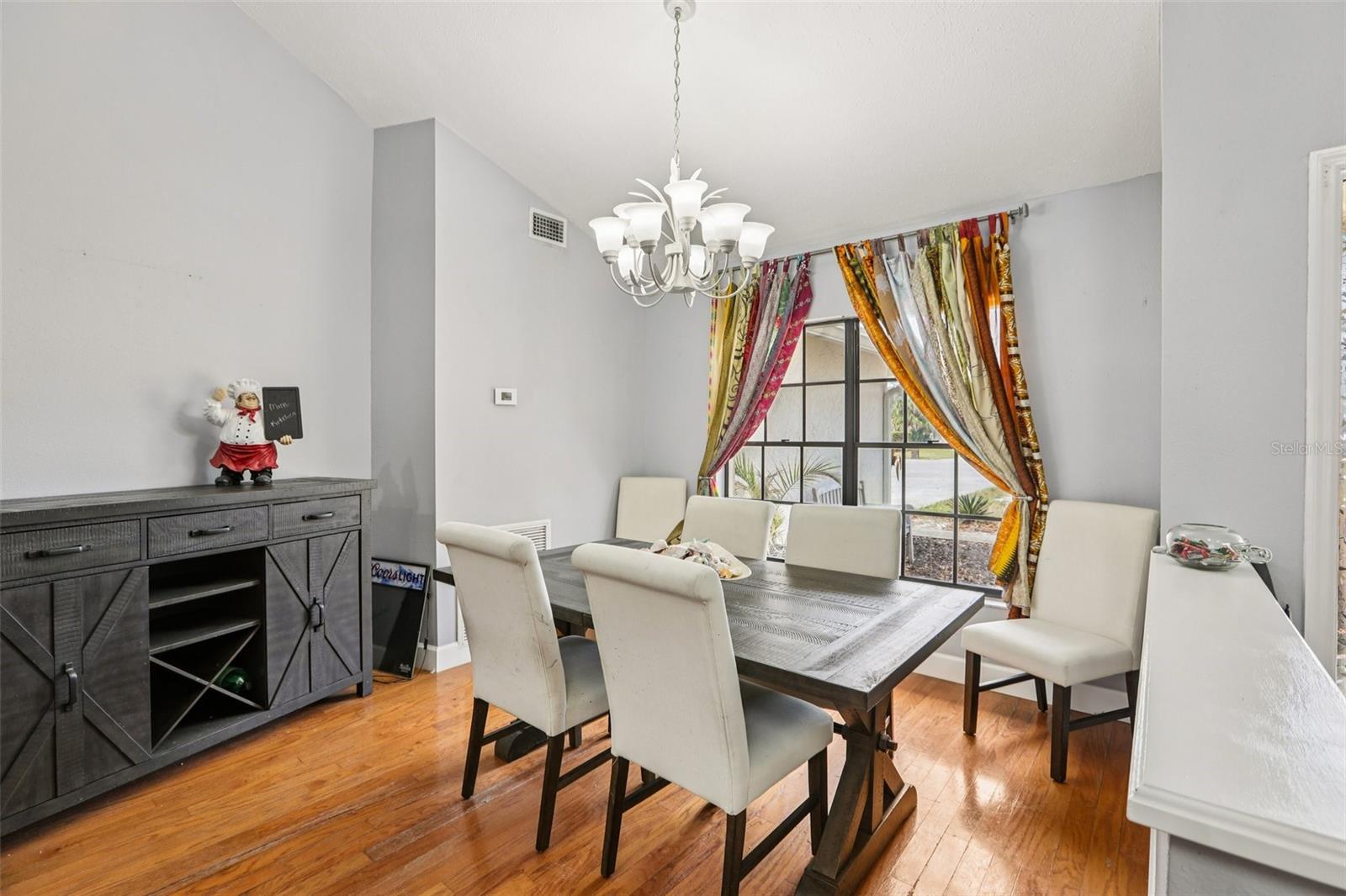 Listing photo id 10 for 4504 Deer Park Place