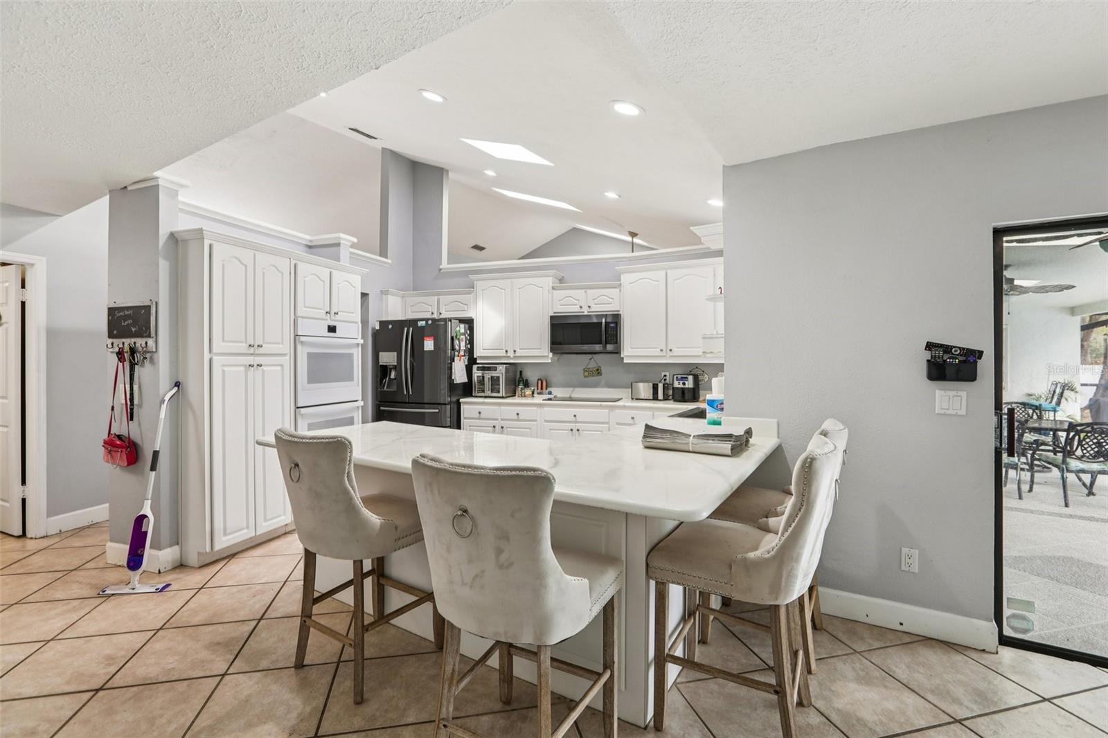 Listing photo id 12 for 4504 Deer Park Place