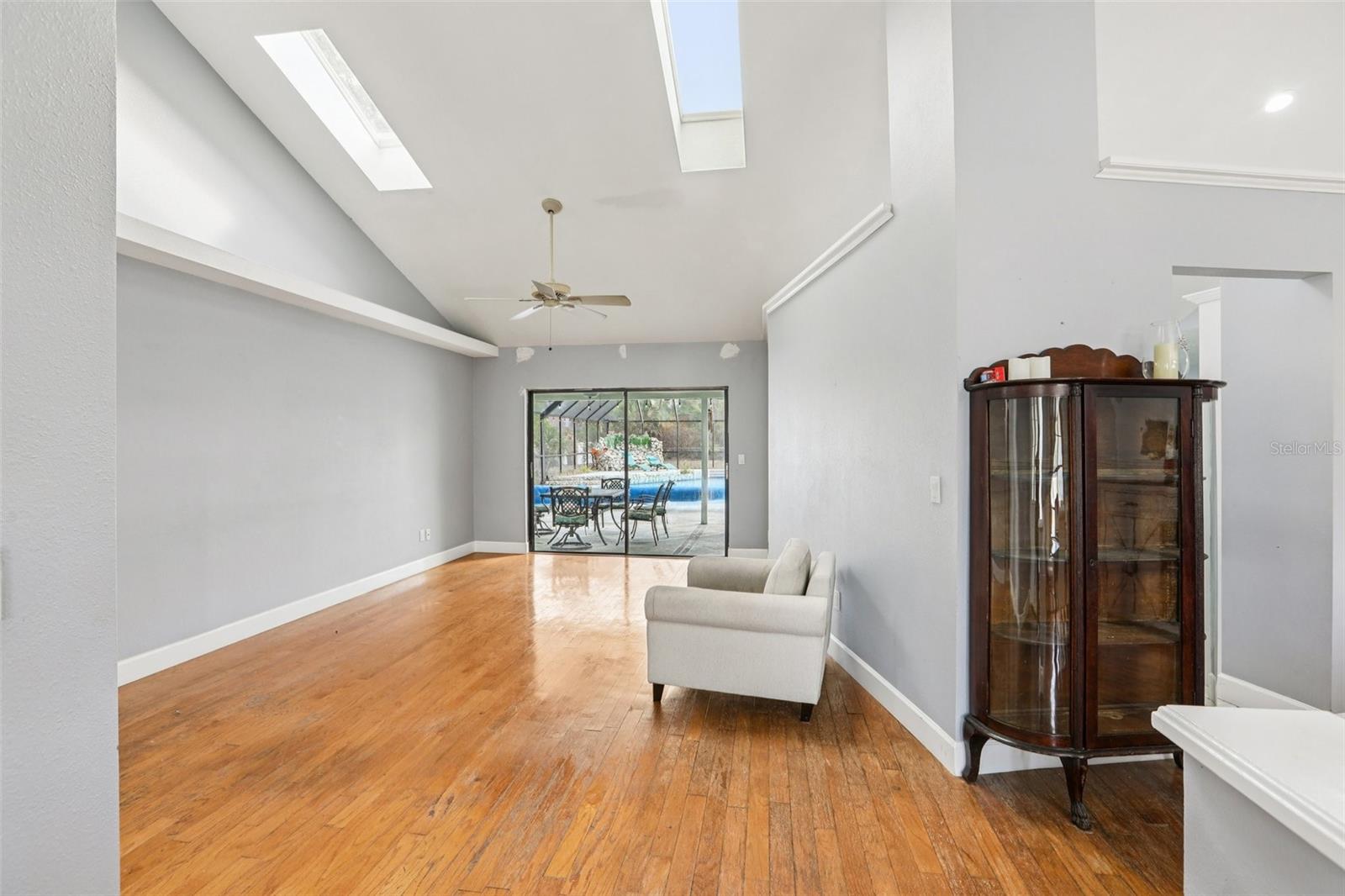 Listing photo id 13 for 4504 Deer Park Place