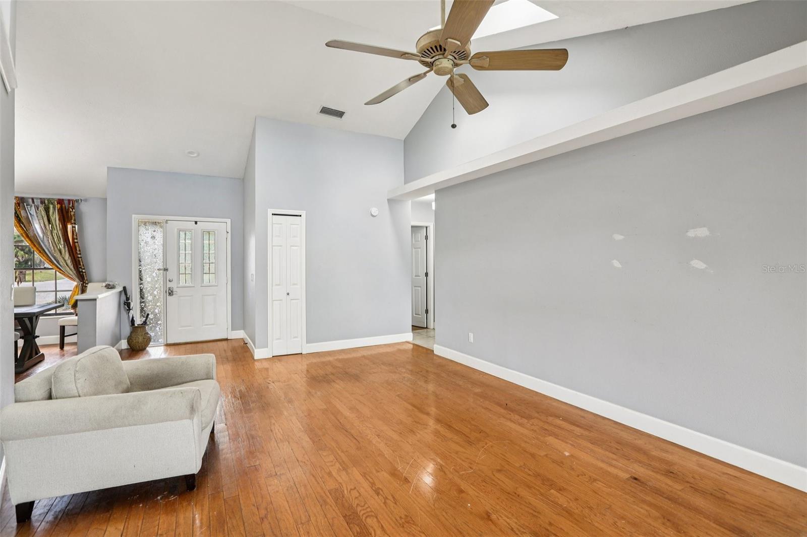 Listing photo id 14 for 4504 Deer Park Place