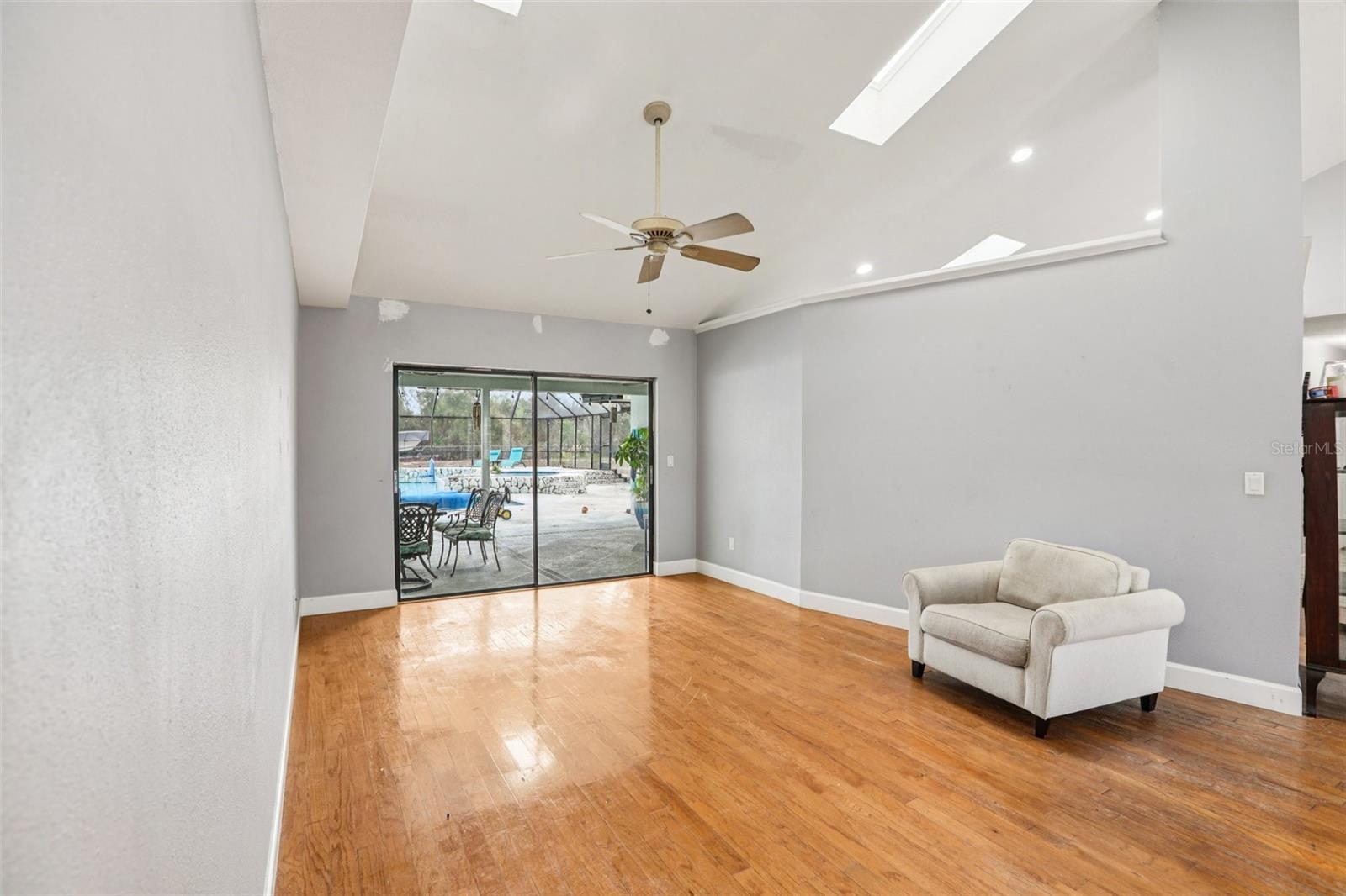 Listing photo id 15 for 4504 Deer Park Place