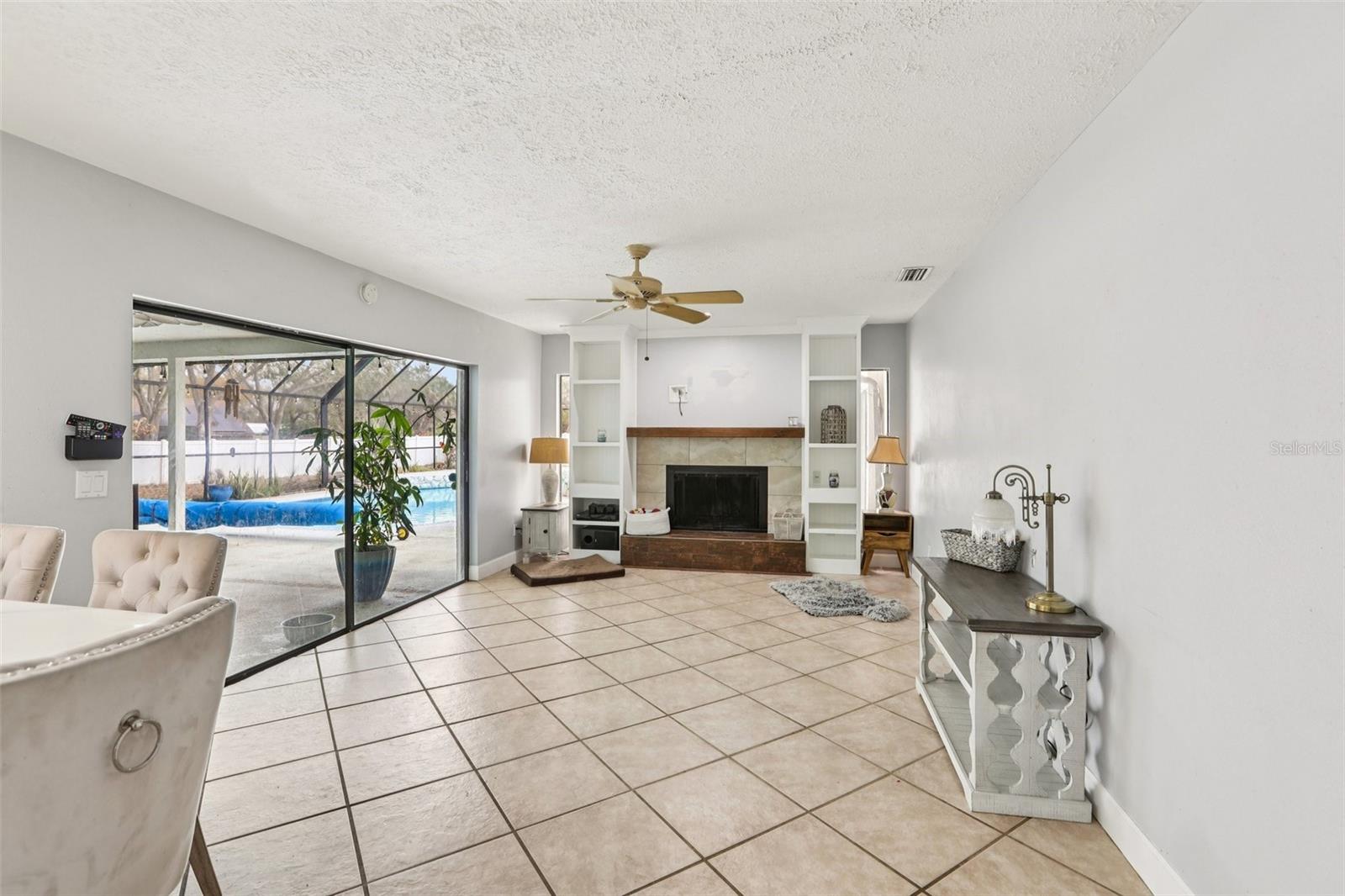 Listing photo id 3 for 4504 Deer Park Place