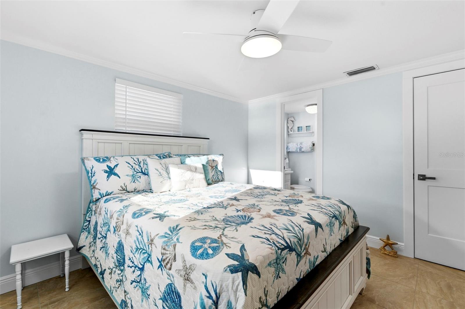 Listing photo id 15 for 12913 1st Isle