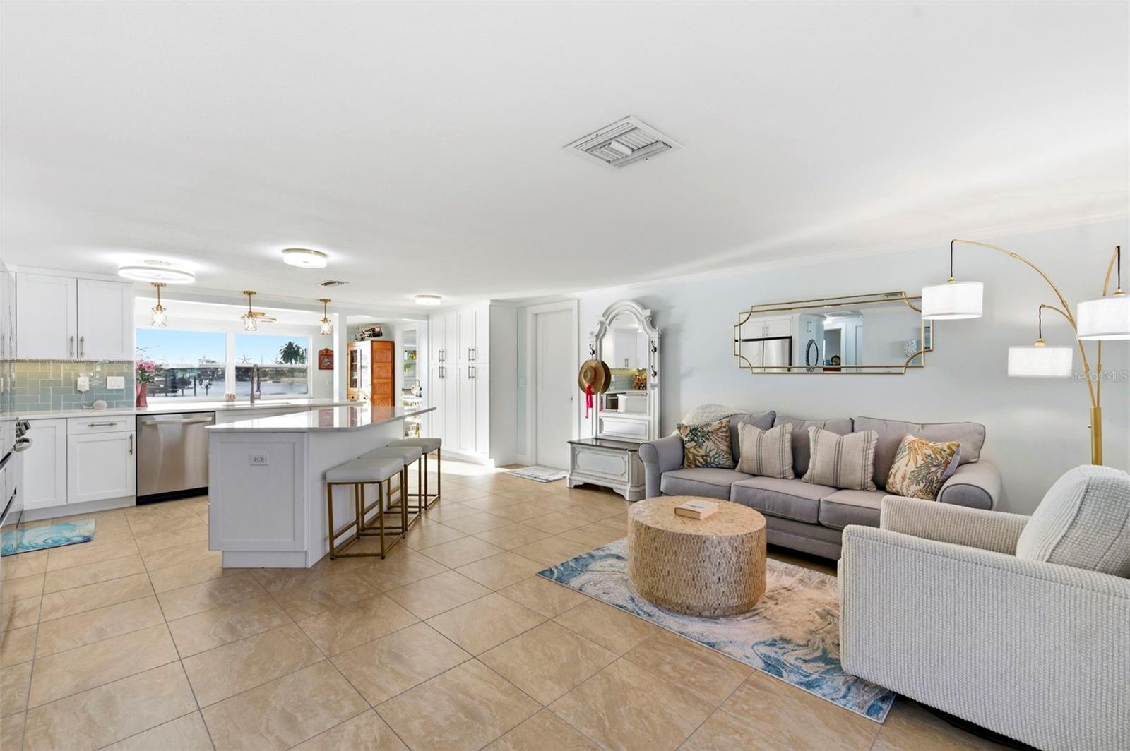 Listing photo id 1 for 12913 1st Isle