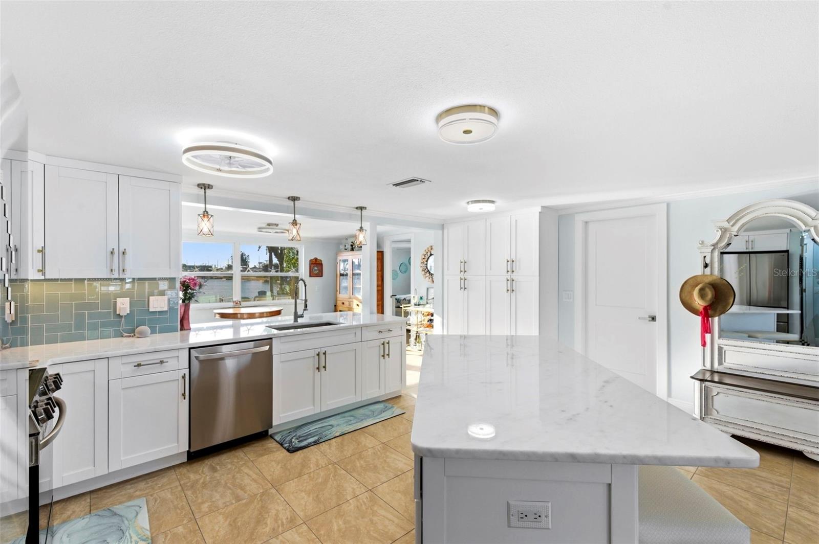 Listing photo id 5 for 12913 1st Isle