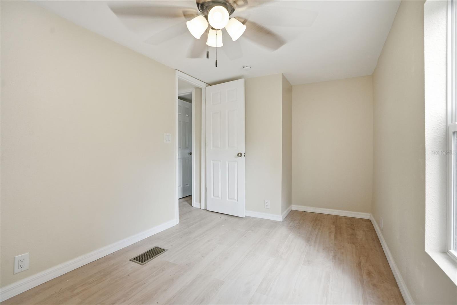 Image 22 of 34 For 3948 Klett Path