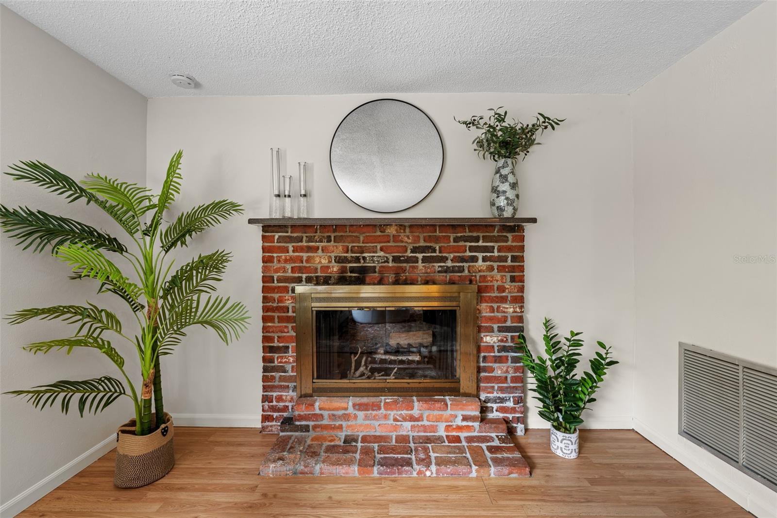 Image 7 of 27 For 1363 Essex Drive