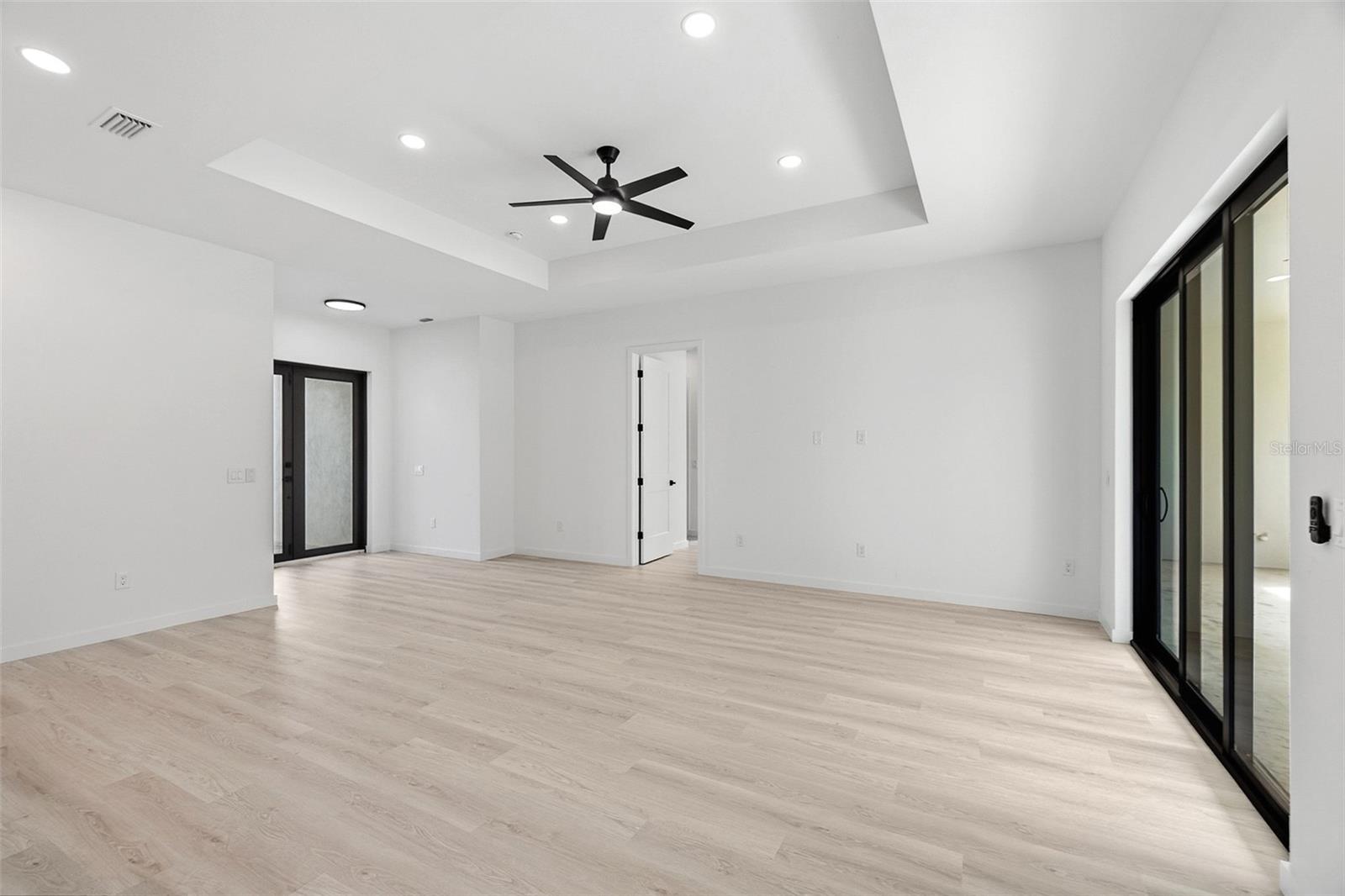 Image 10 of 39 For 2585 Crane Avenue