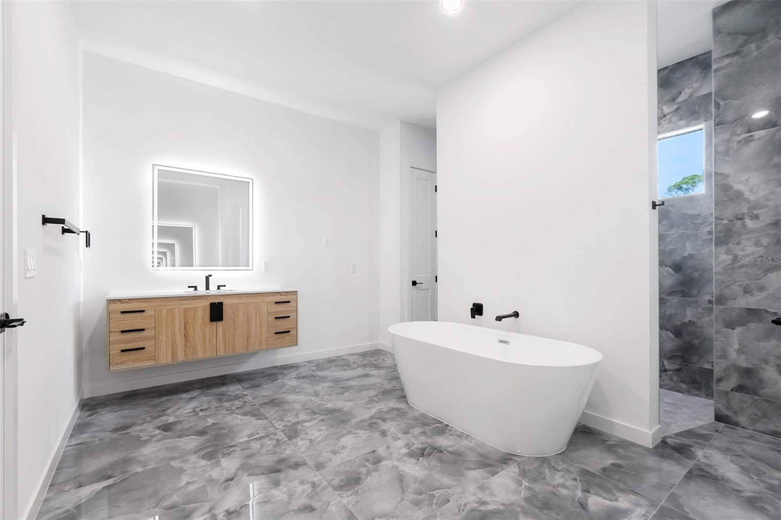 Image 21 of 39 For 2585 Crane Avenue