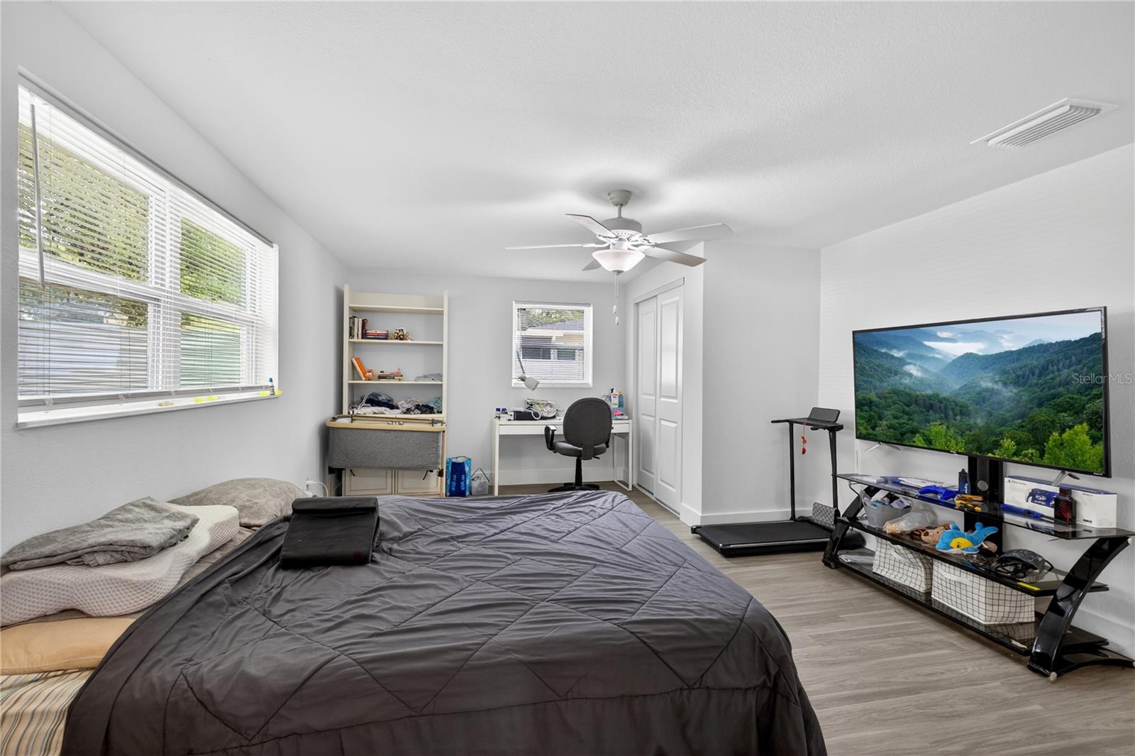 Listing photo id 8 for 303 E Hollywood St