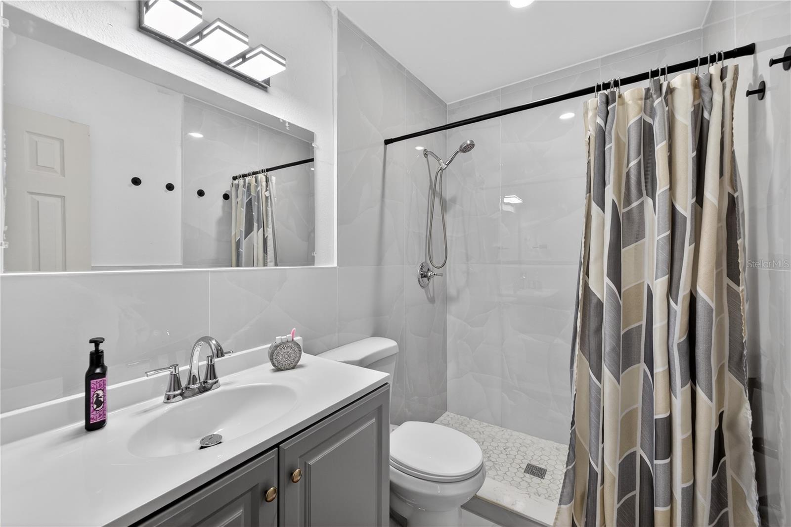 Listing photo id 11 for 303 E Hollywood St