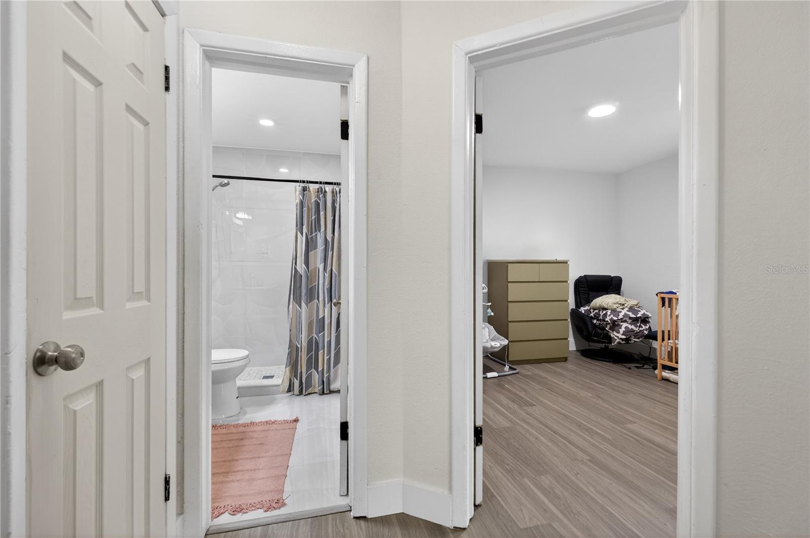 Listing photo id 12 for 303 E Hollywood St