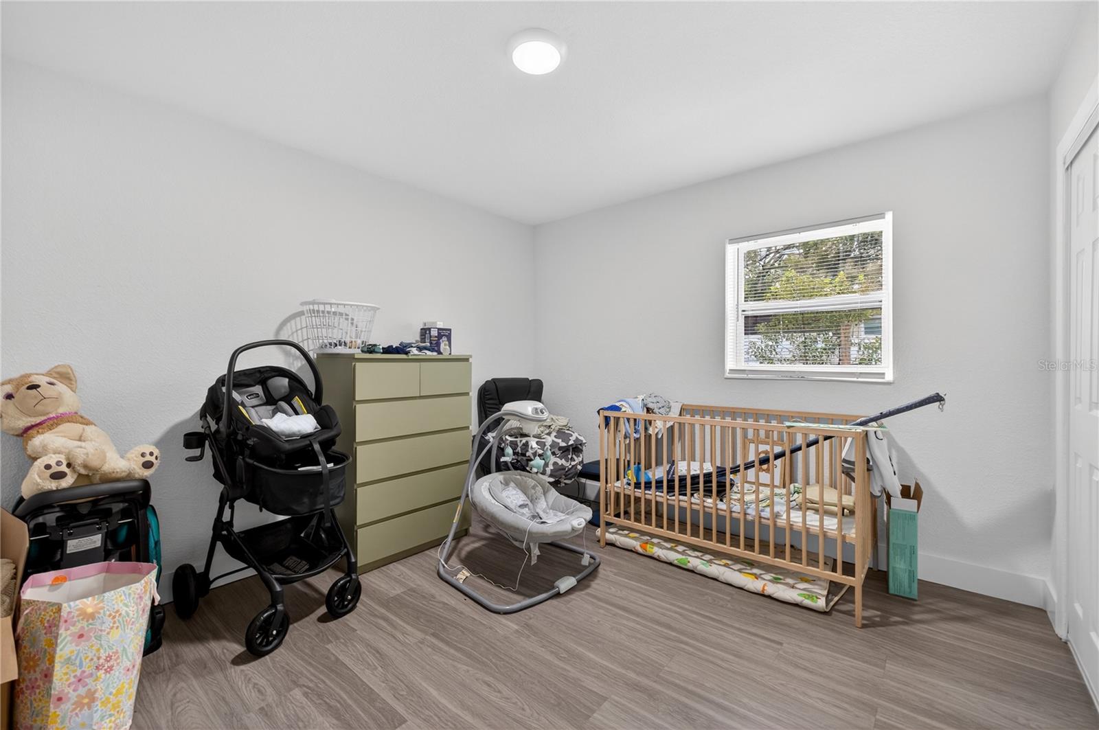 Listing photo id 13 for 303 E Hollywood St