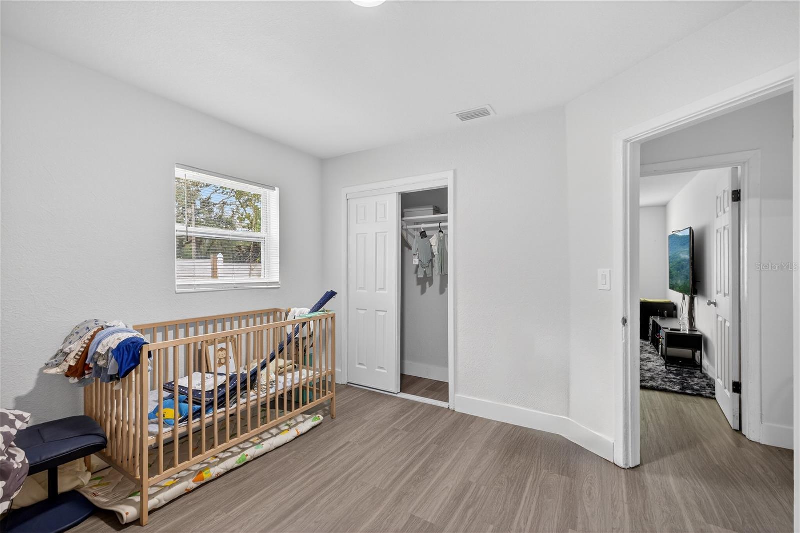 Listing photo id 14 for 303 E Hollywood St