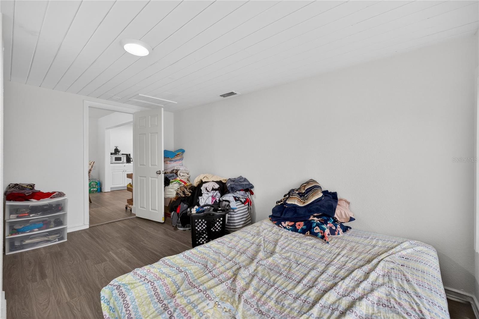 Listing photo id 15 for 303 E Hollywood St